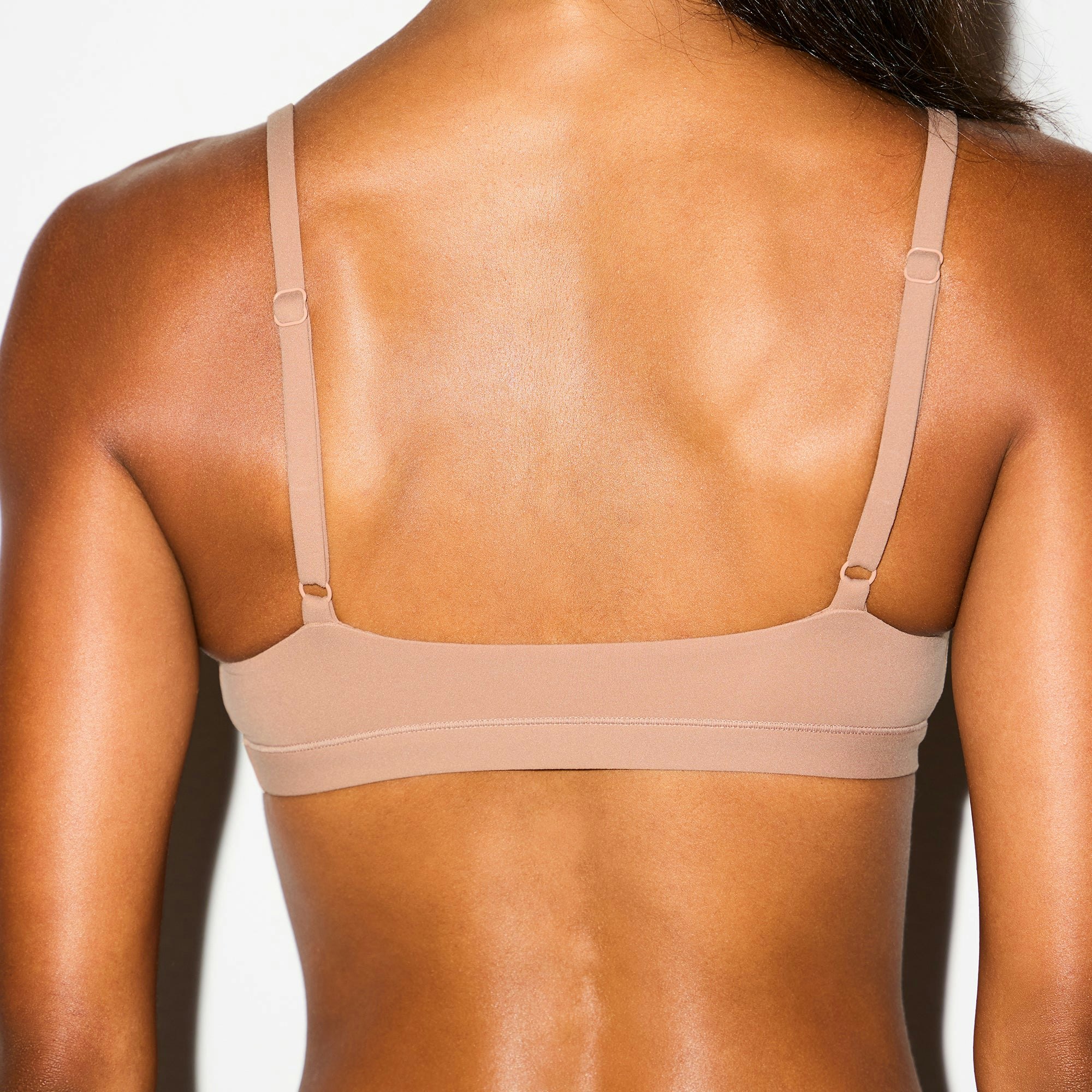 FITS EVERYBODY SCOOP BRALETTE 2-PACK | SIENNA AND ONYX ON A MODEL BACK VIEW @ | FOCUS: 0.0, 1.0, 0.9