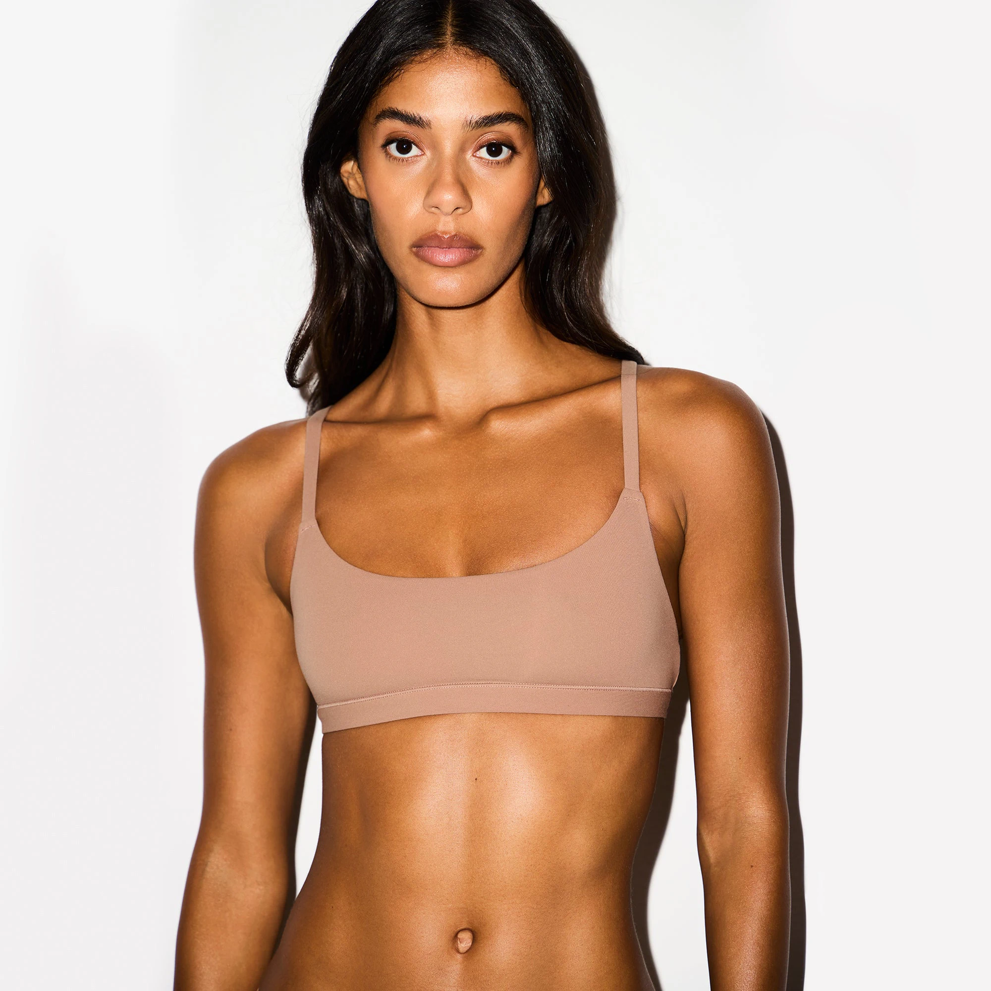 FITS EVERYBODY SCOOP BRALETTE 2-PACK | SIENNA AND ONYX ON A MODEL FRONT VIEW @ | FOCUS: 0.0, 1.0, 0.9