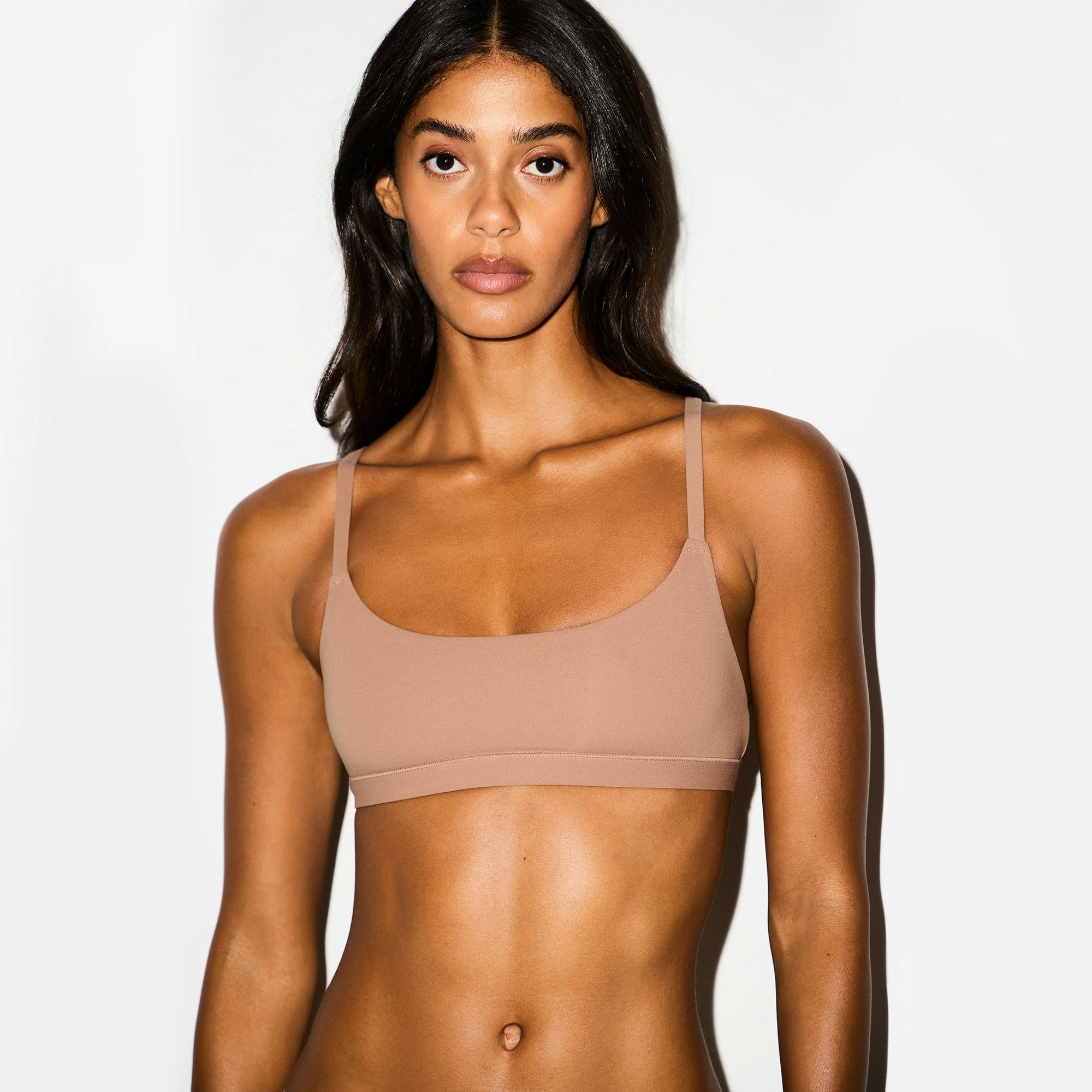 FITS EVERYBODY SCOOP BRALETTE 2-PACK | SIENNA AND ONYX ON A MODEL FRONT VIEW @ | FOCUS: 0.0, 1.0, 0.9
