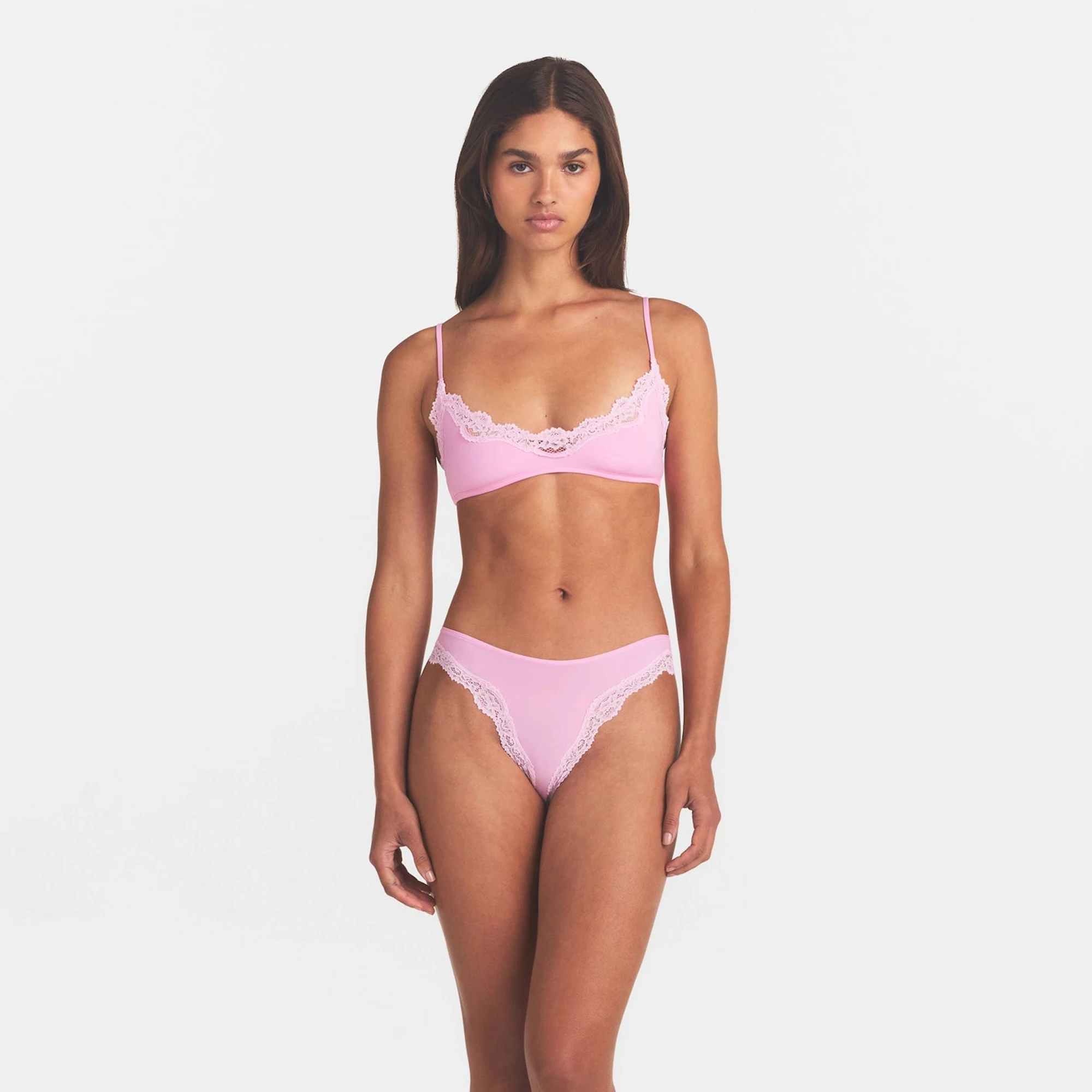 FITS EVERYBODY LACE SCOOP BRALETTE | BUBBLE GUM TONAL ON A MODEL FRONT VIEW