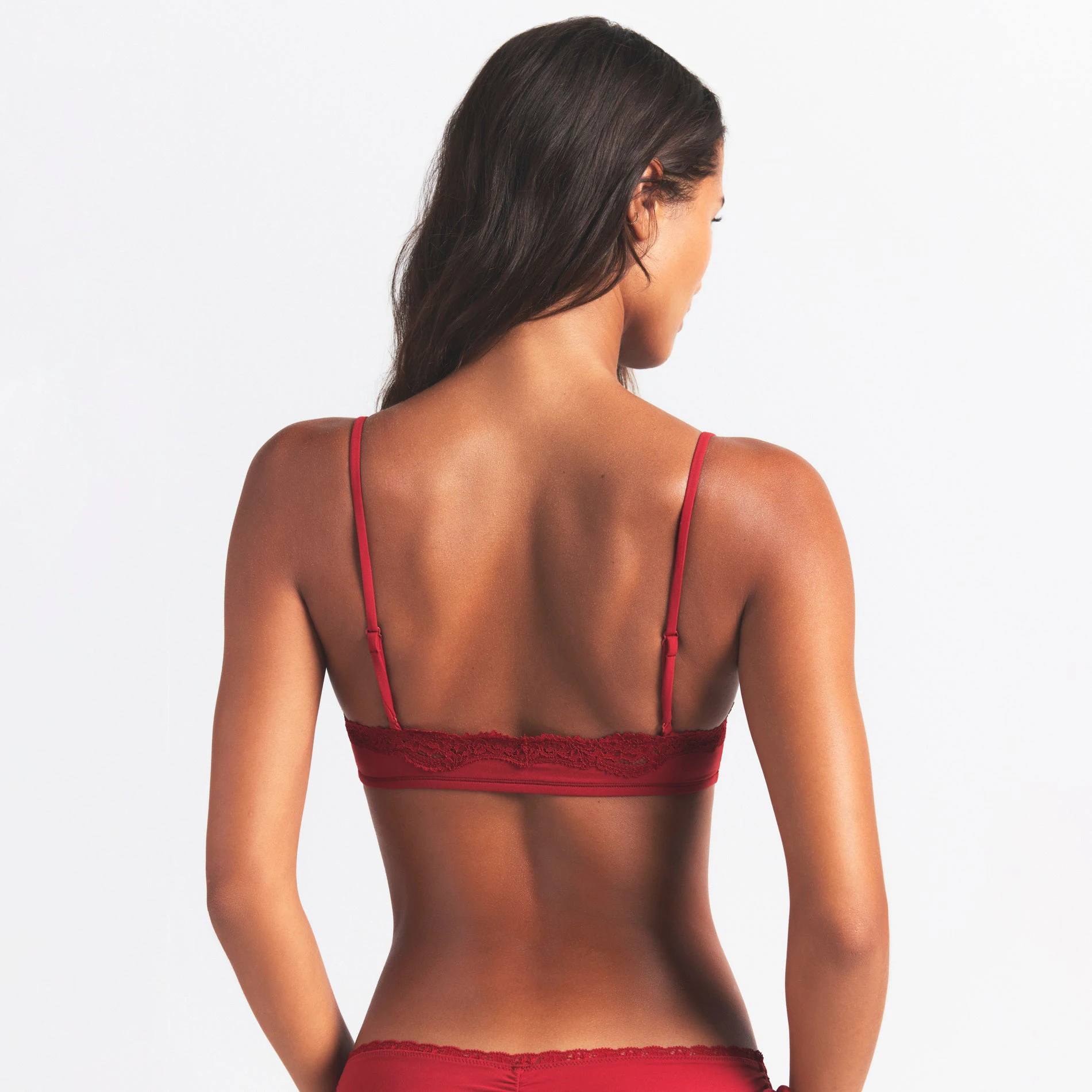 FITS EVERYBODY LACE SCOOP BRALETTE | BRICK ON A MODEL SIDE VIEW @ | FOCUS: 0.0, 1.0, 0.9