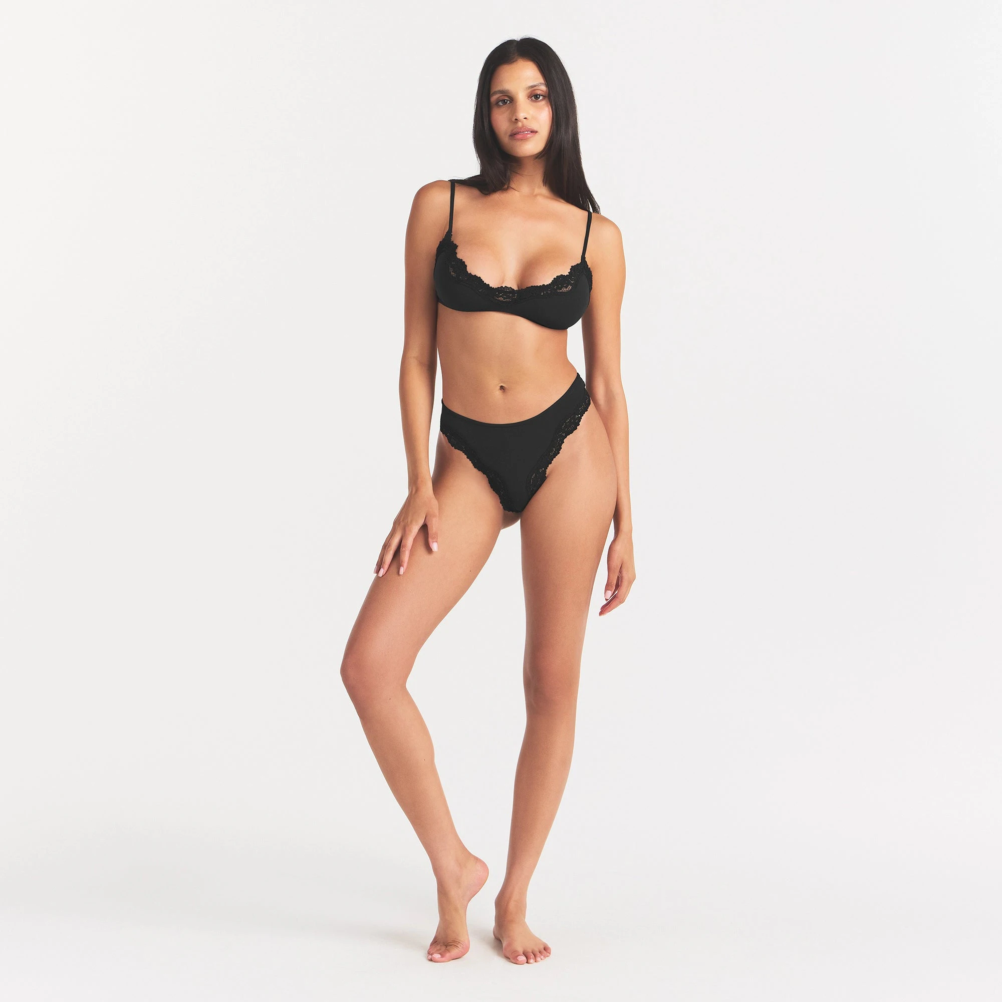 FITS EVERYBODY LACE SCOOP BRALETTE | ONYX ON A MODEL BACK VIEW @ | FOCUS: 0.0, 1.0, 0.9
