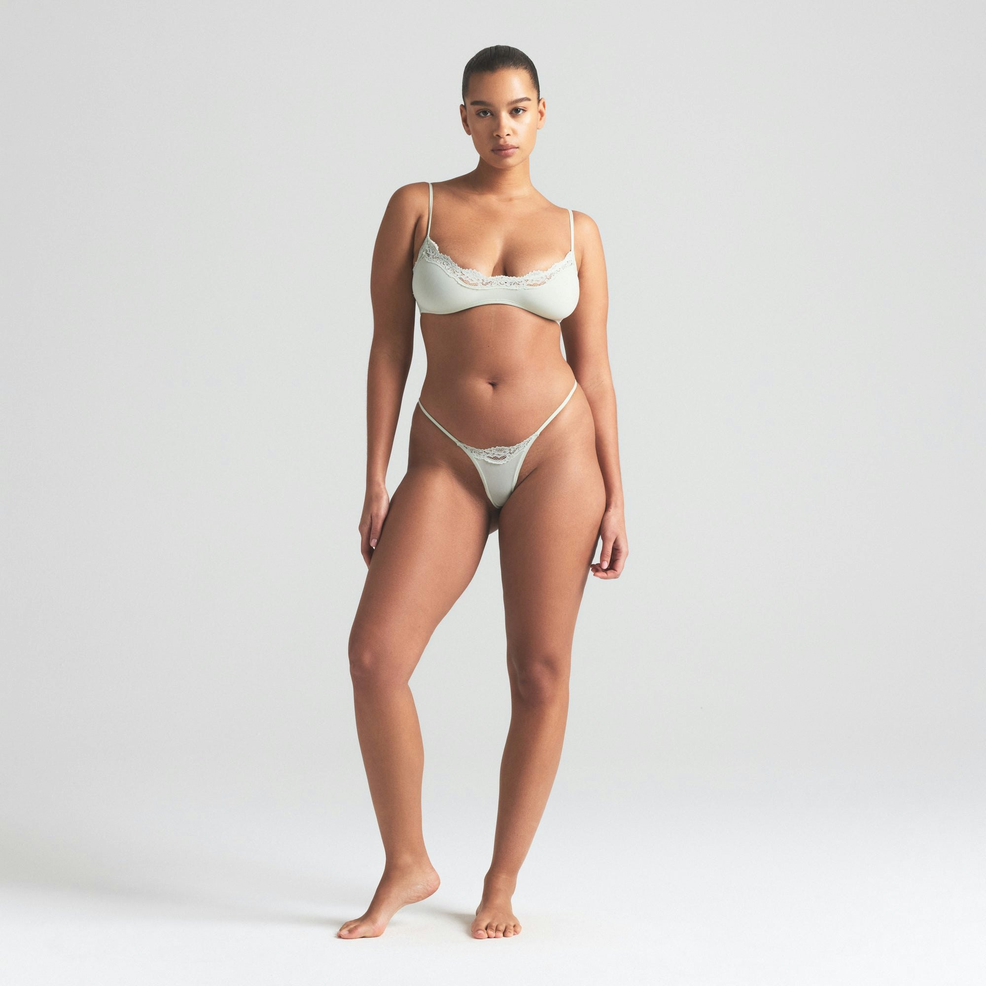 FITS EVERYBODY LACE SCOOP BRALETTE | SPEARMINT ON A MODEL SIDE VIEW | FOCUS: 0.0, 1.0, 0.9