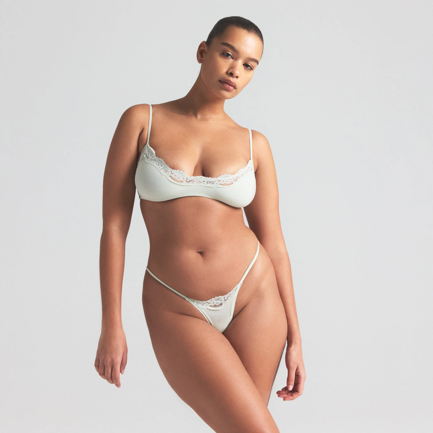 FITS EVERYBODY LACE SCOOP BRALETTE | SPEARMINT ON A MODEL SIDE VIEW | FOCUS: 0.0, 1.0, 0.9