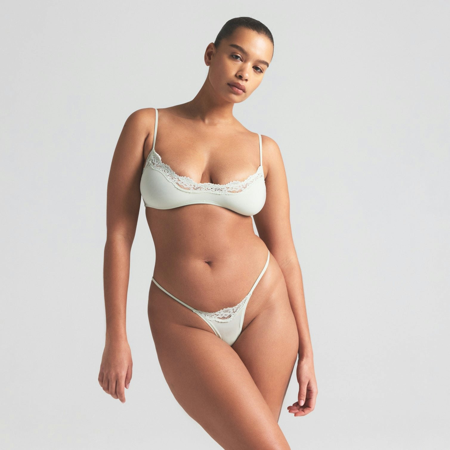 FITS EVERYBODY LACE SCOOP BRALETTE | SPEARMINT ON A MODEL SIDE VIEW | FOCUS: 0.0, 1.0, 0.9