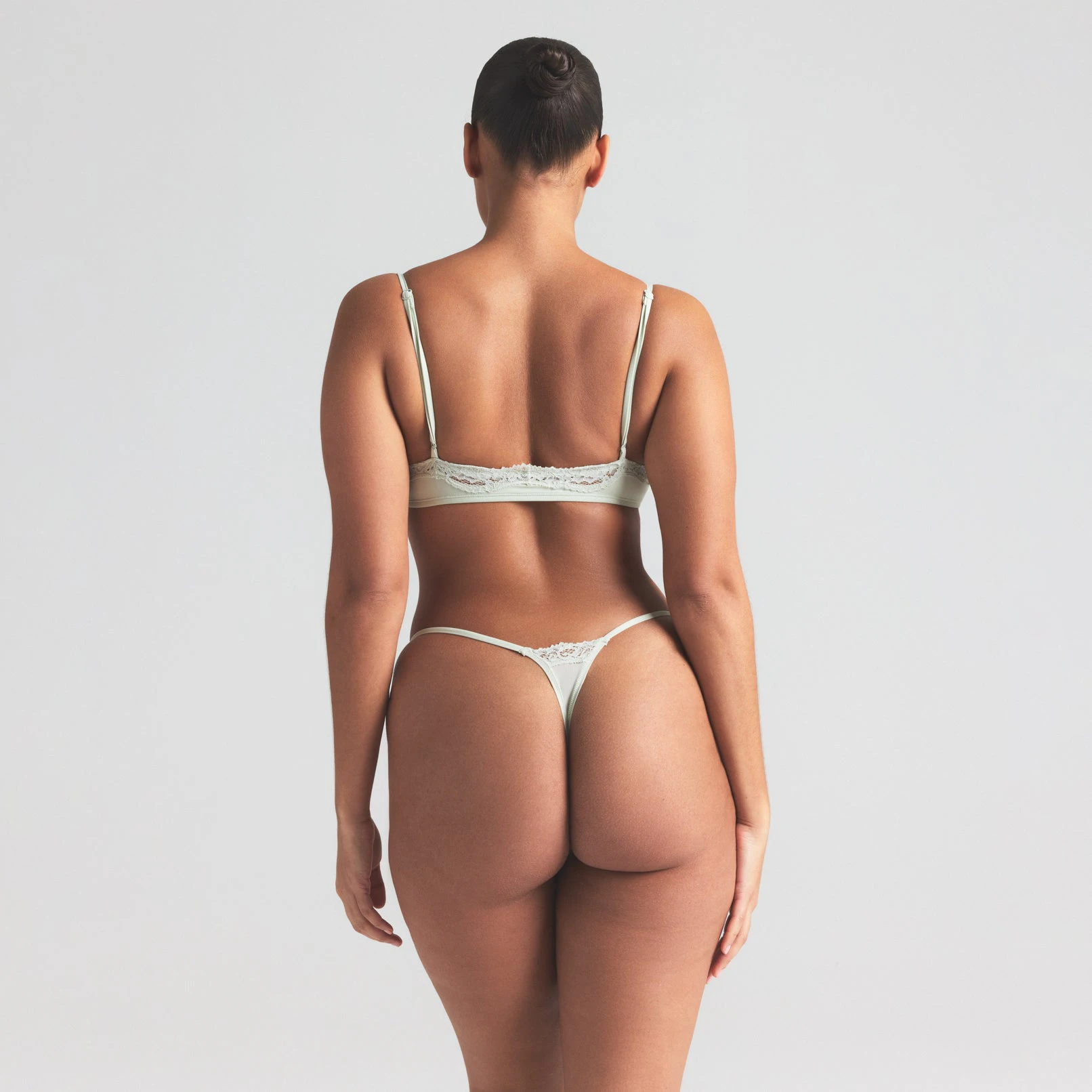 FITS EVERYBODY LACE SCOOP BRALETTE | SPEARMINT ON A MODEL SIDE VIEW | FOCUS: 0.0, 1.0, 0.9