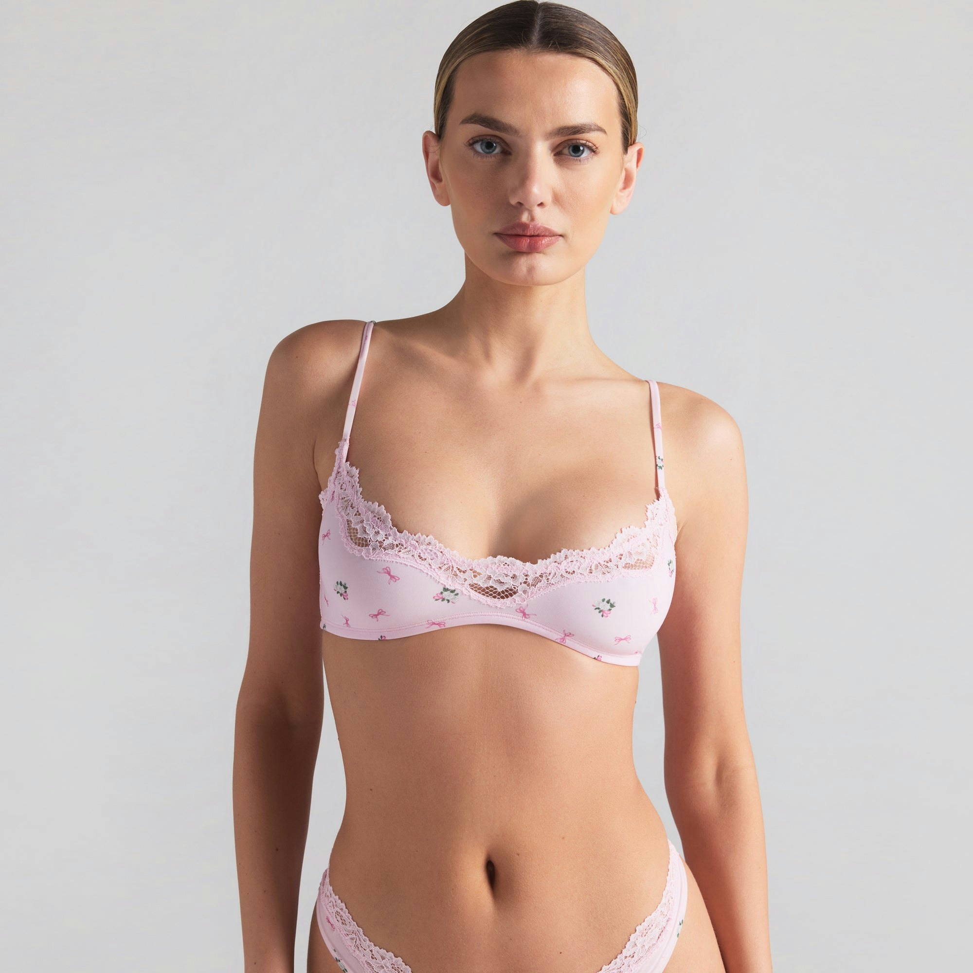 FITS EVERYBODY LACE SCOOP BRALETTE 2-PACK | MARBLE AND FLORAL BOW PRINT ON A MODEL SIDE VIEW | FOCUS: 0.0, 1.0, 0.9