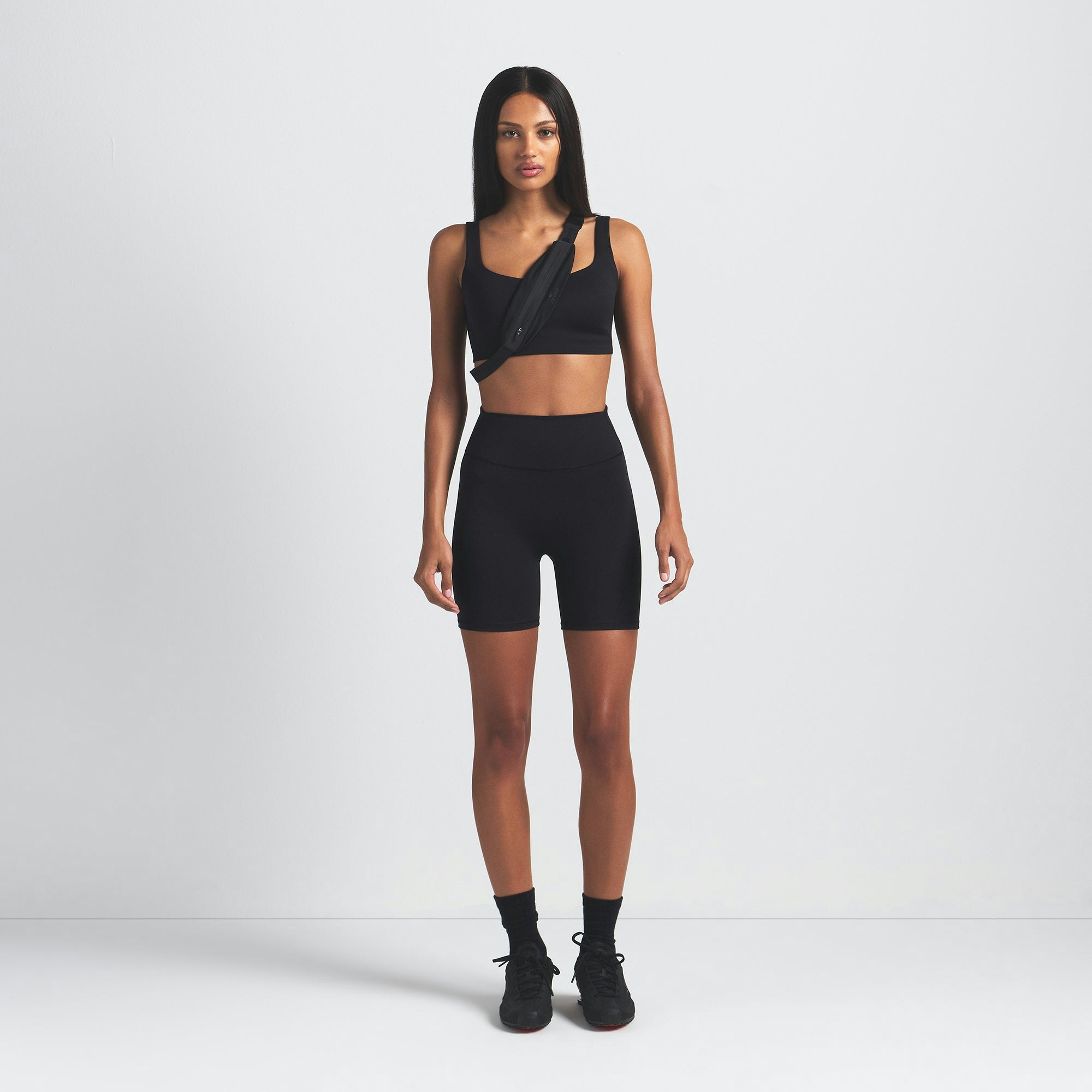 NikeSKIMS MATTE SCOOP NECK BRA | OBSIDIAN ON A MODEL FRONT VIEW @ | FOCUS: 0.9, 0.1, 0.7