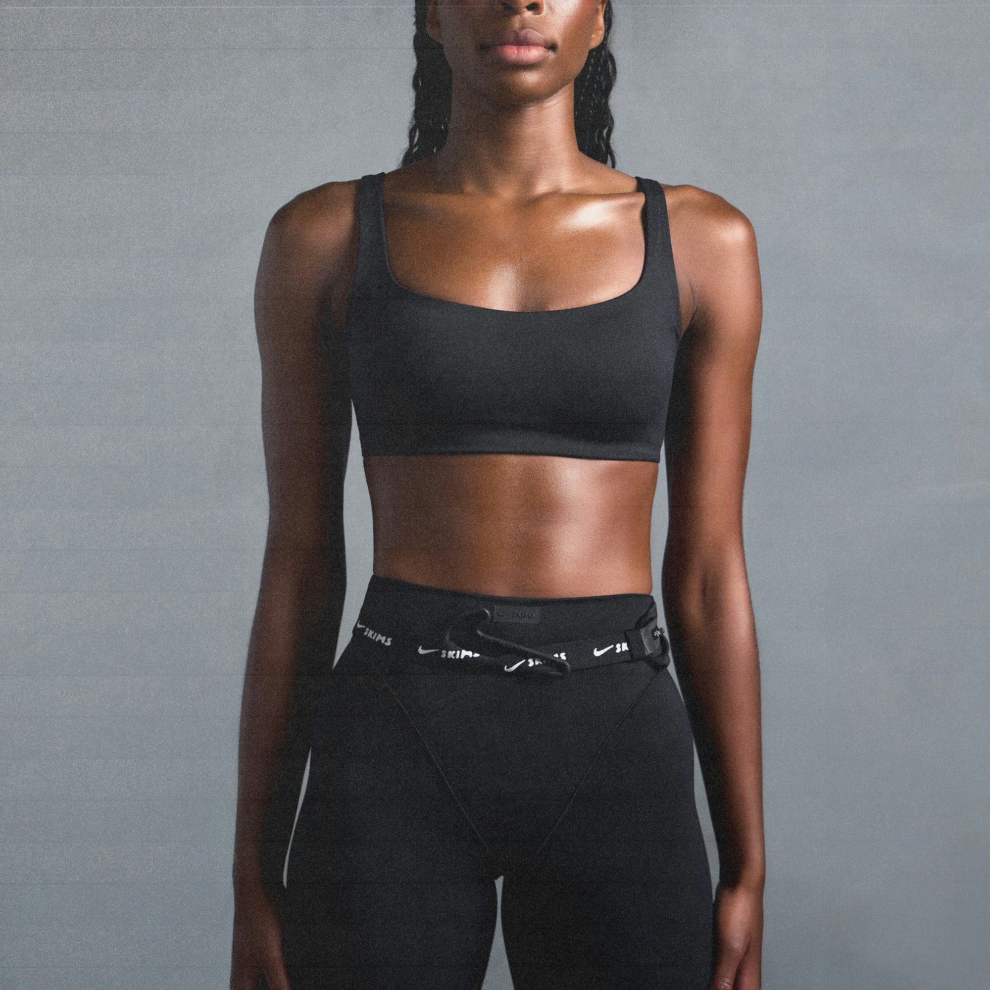 NikeSKIMS MATTE SCOOP NECK BRA | OBSIDIAN ON A MODEL SIDE VIEW @ | FOCUS: 0.0, 1.0, 0.9