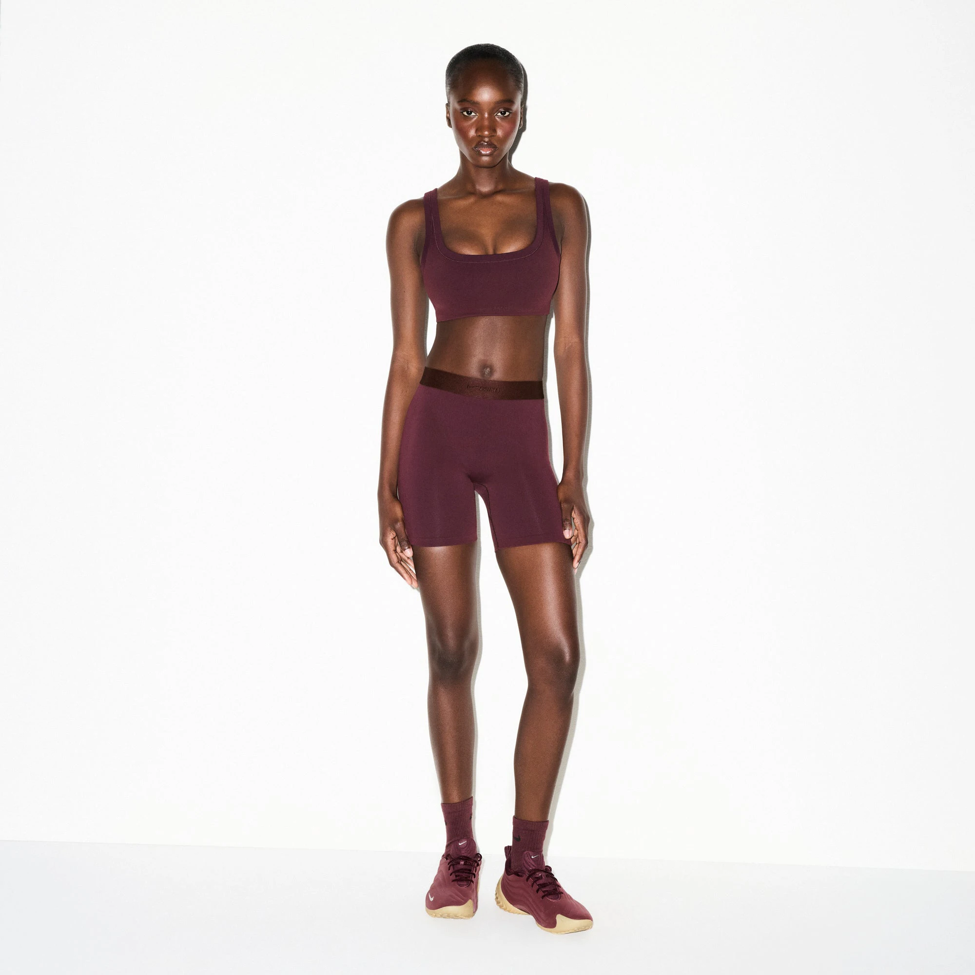 NikeSKIMS VINTAGE SEAMLESS SCOOP NECK BRA | CURRANT ON A MODEL FRONT VIEW @ | FOCUS: 0.0, 1.0, 0.9