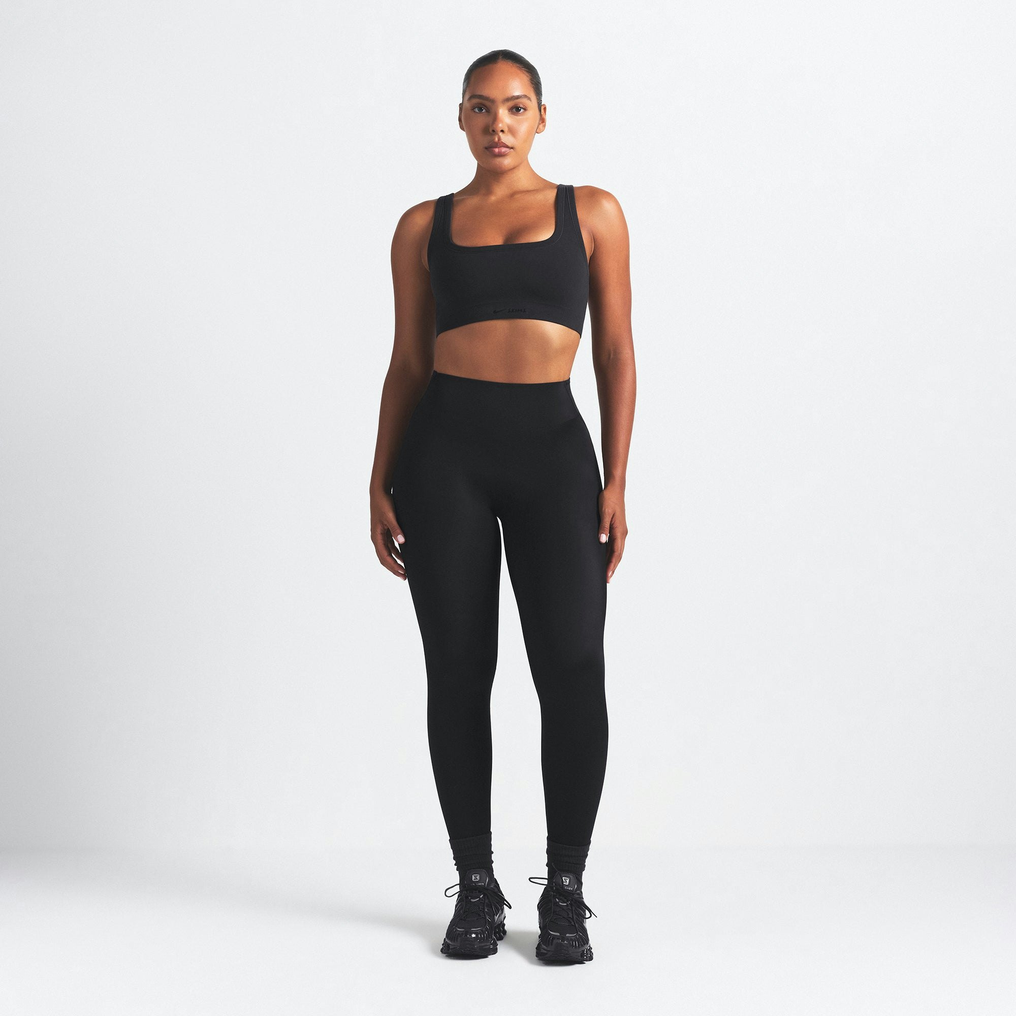 NikeSKIMS VINTAGE SEAMLESS SCOOP NECK BRA | OBSIDIAN ON A MODEL FRONT VIEW @ | FOCUS: 0.9, 0.1, 0.7