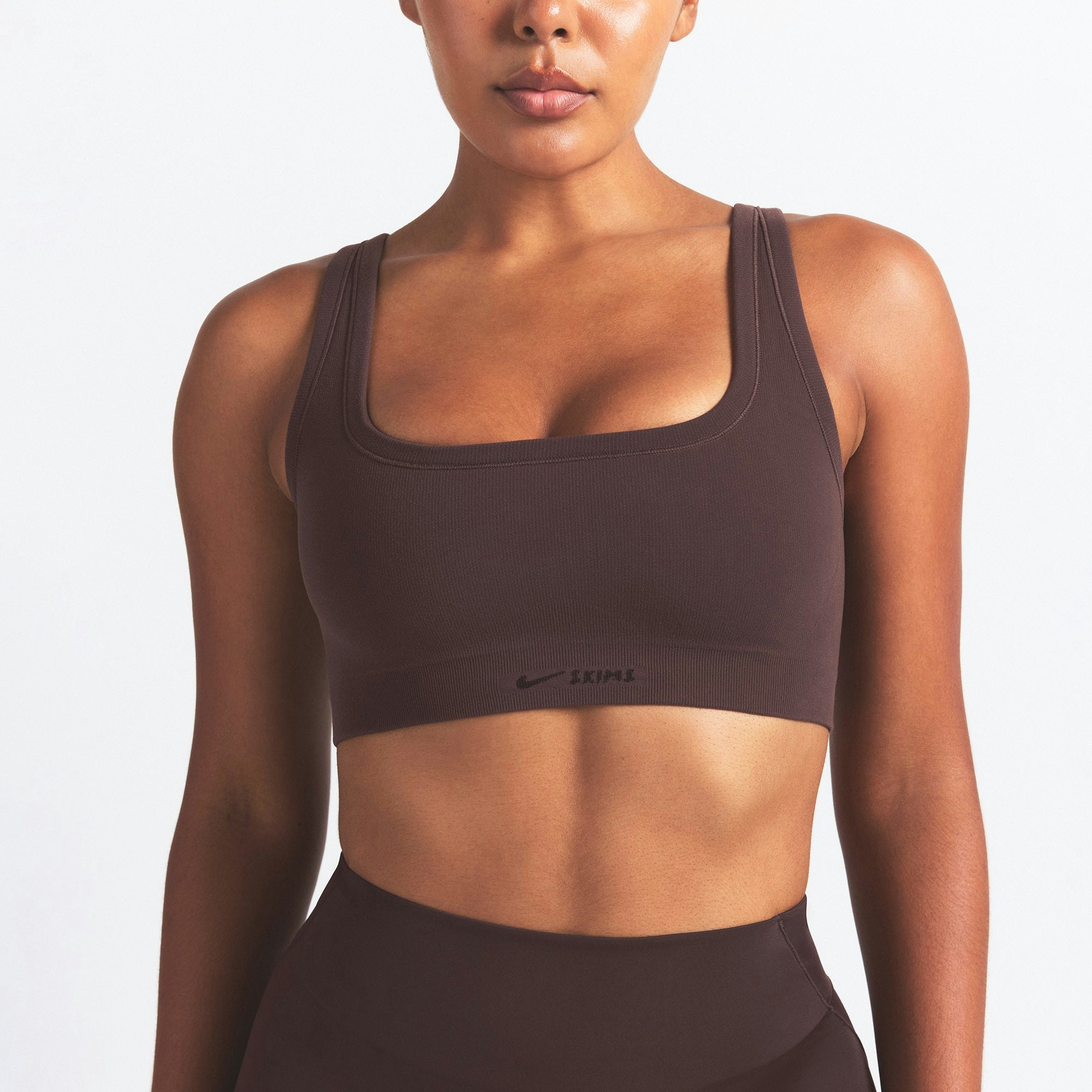 NikeSKIMS VINTAGE SEAMLESS SCOOP NECK BRA | PHOENIX ON A MODEL SIDE VIEW