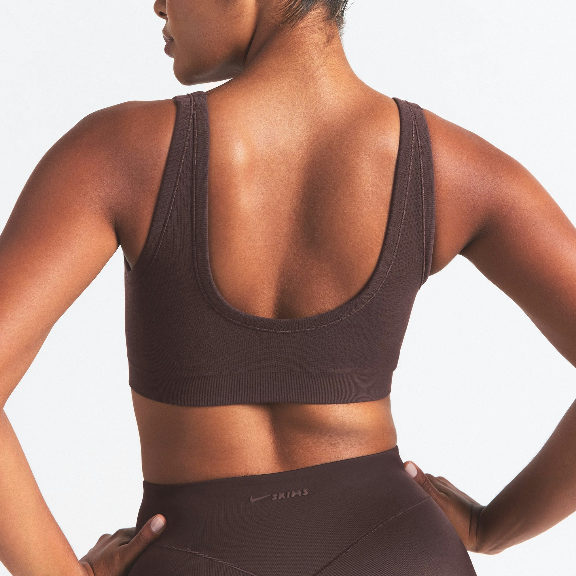 NikeSKIMS VINTAGE SEAMLESS SCOOP NECK BRA | PHOENIX ON A MODEL SIDE VIEW