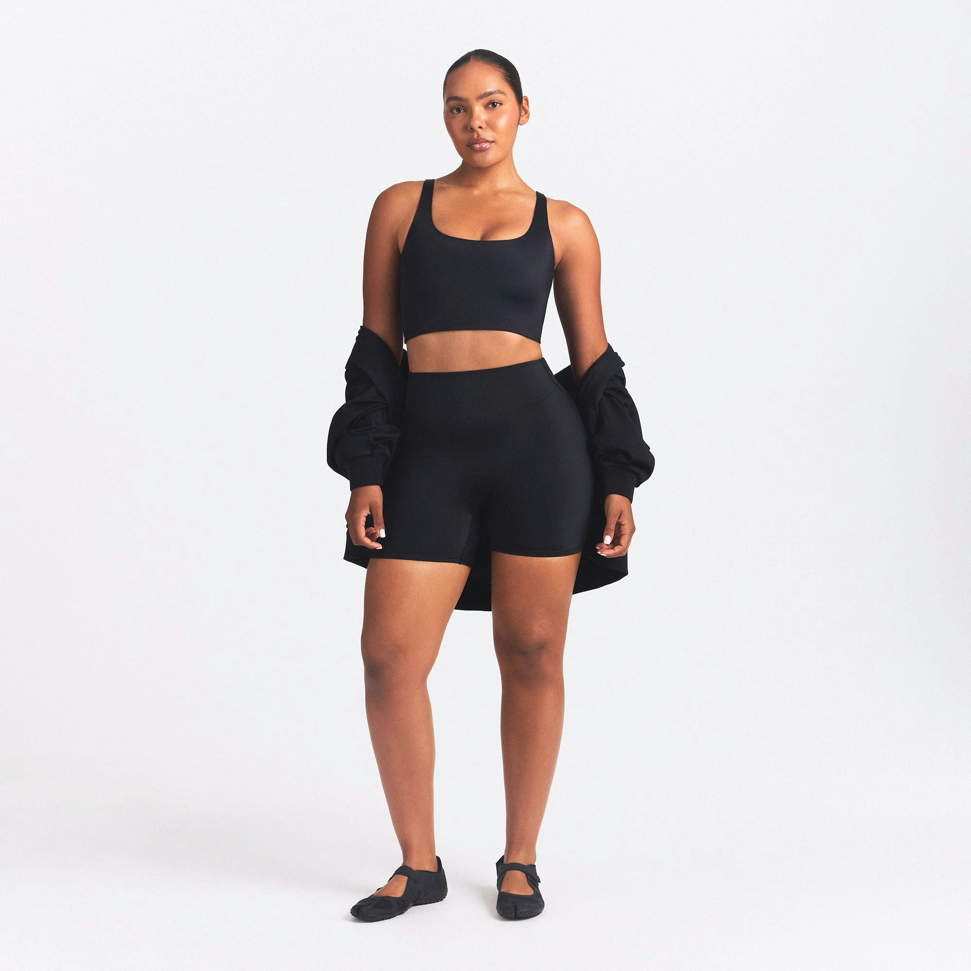 NikeSKIMS SHINE SCOOP NECK BRA TOP | OBSIDIAN ON A MODEL FRONT VIEW @ | FOCUS: 0.0, 1.0, 0.9