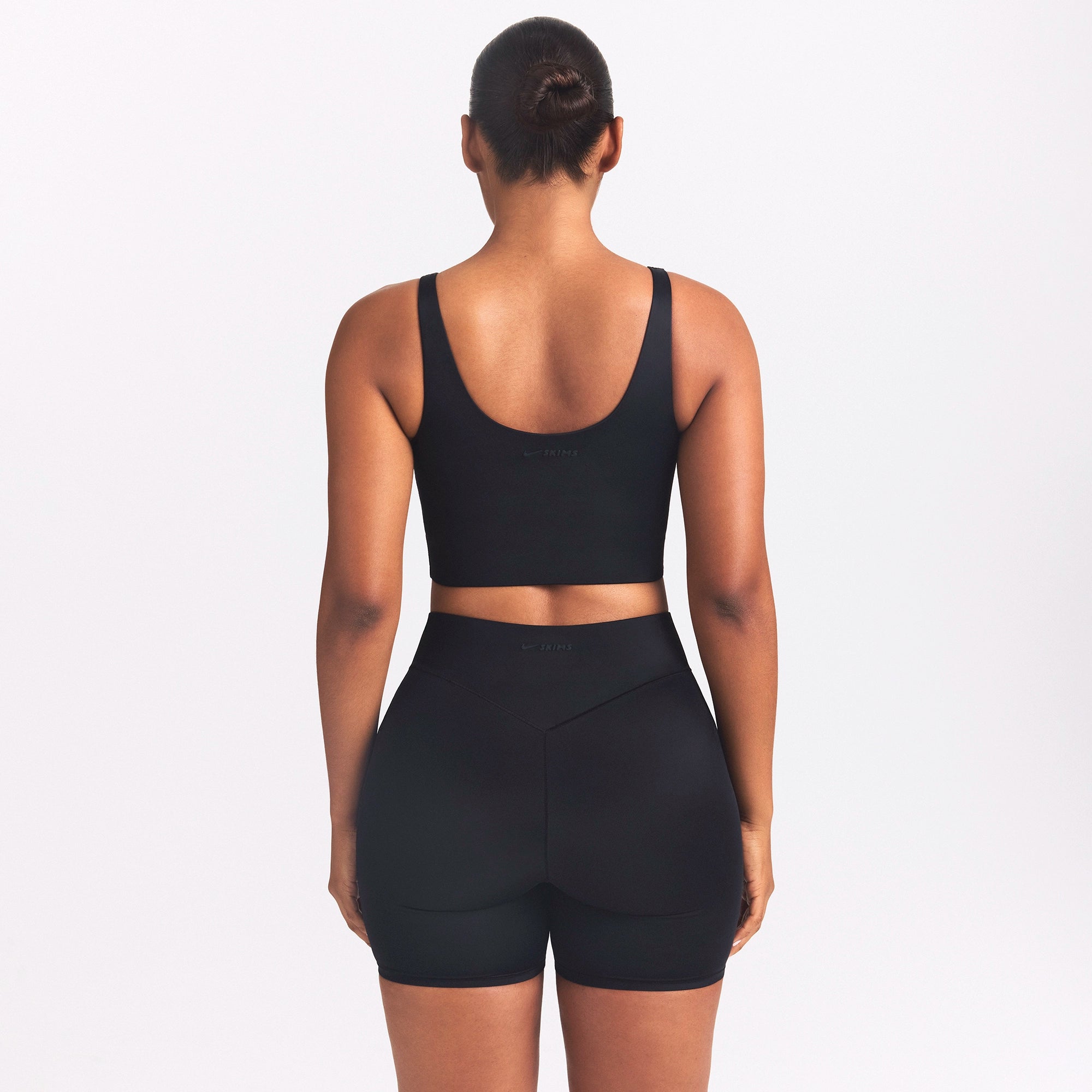 NikeSKIMS SHINE SCOOP NECK BRA TOP | OBSIDIAN ON A MODEL SIDE VIEW @ | FOCUS: 0.0, 1.0, 0.9