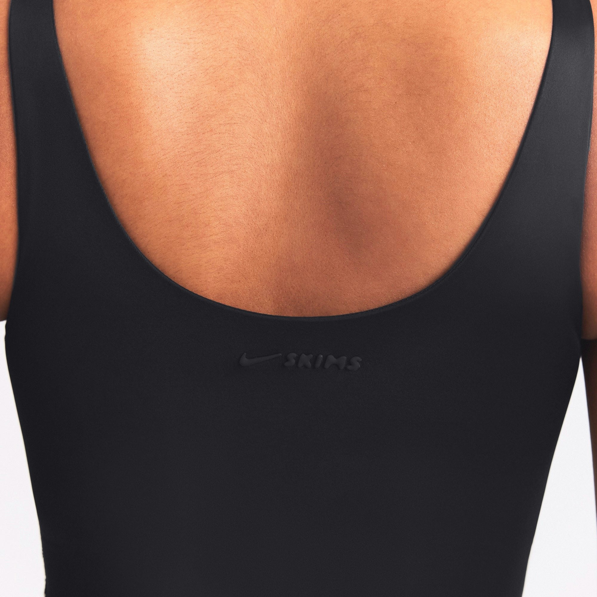 NikeSKIMS SHINE SCOOP NECK BRA TOP | OBSIDIAN ON A MODEL SIDE VIEW @ | FOCUS: 0.0, 1.0, 0.9
