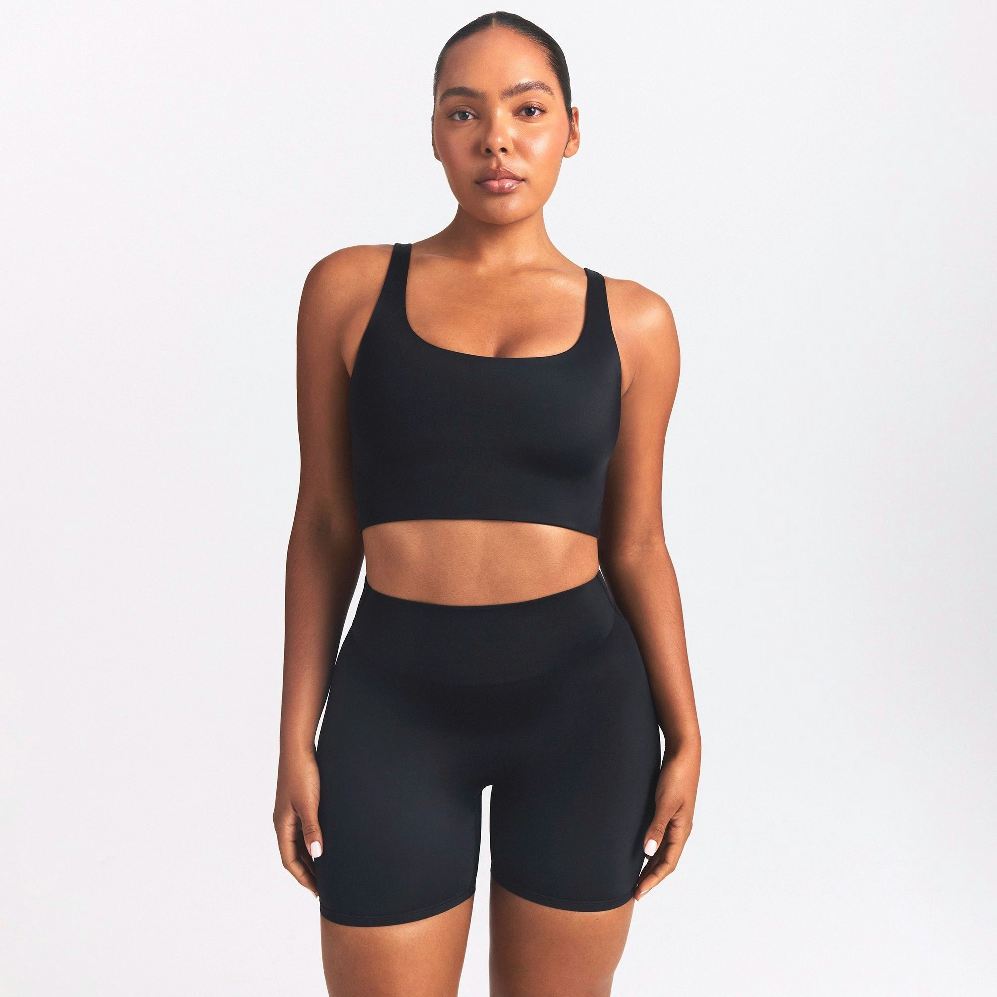 NikeSKIMS SHINE SCOOP NECK BRA TOP | OBSIDIAN ON A MODEL SIDE VIEW @ | FOCUS: 0.0, 1.0, 0.9