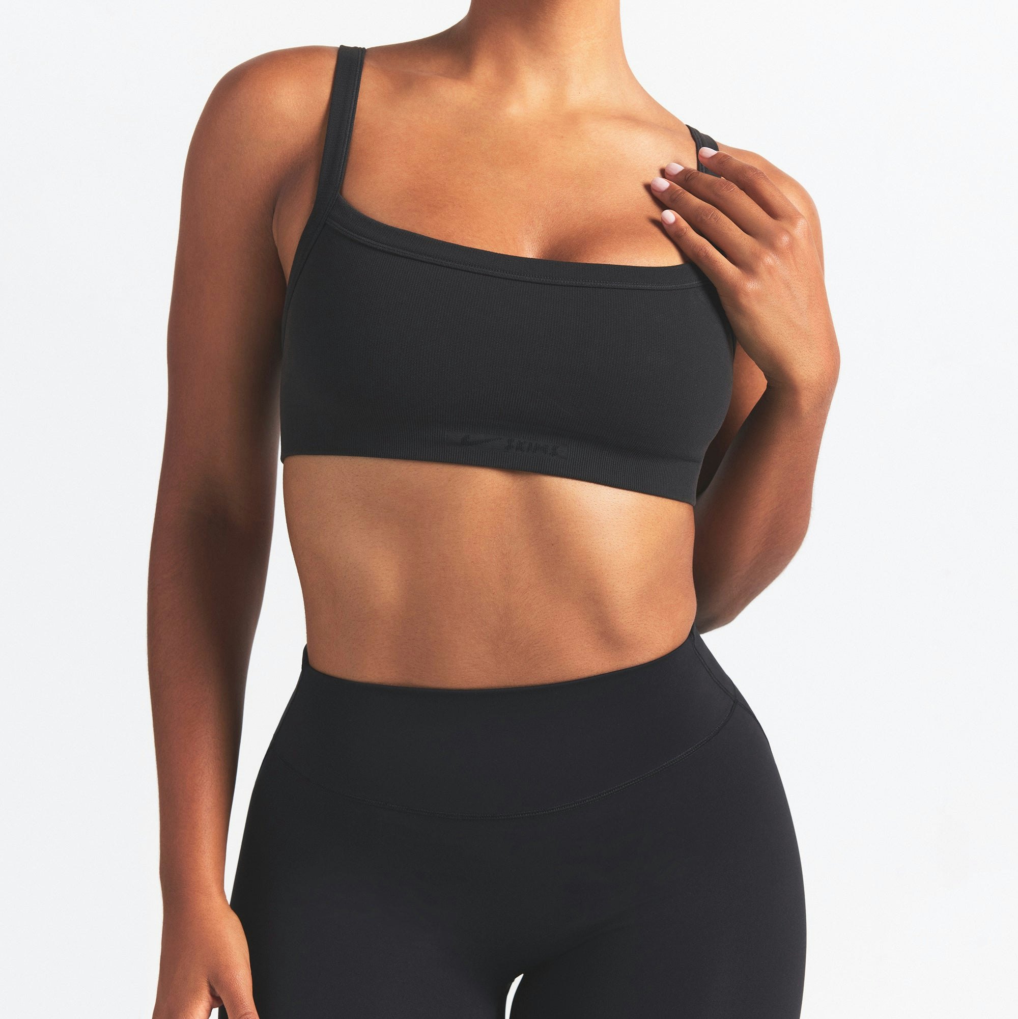 NikeSKIMS VINTAGE SEAMLESS CAMI BRA | OBSIDIAN ON A MODEL SIDE VIEW @ | FOCUS: 0.9, 0.1, 0.7