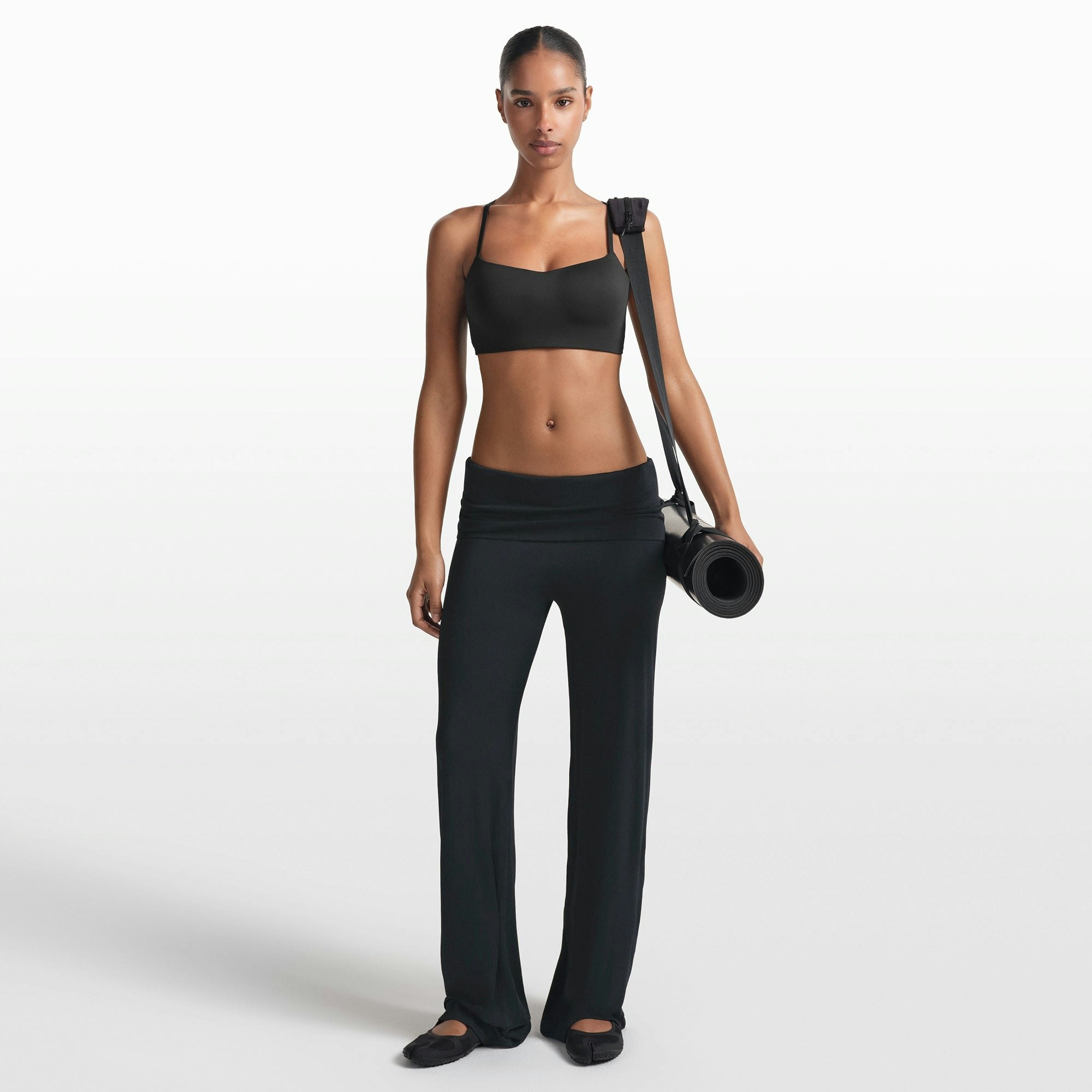 NikeSKIMS MATTE CONTOUR CAMI BRA | OBSIDIAN ON A MODEL FRONT VIEW @ | FOCUS: 0.0, 1.0, 0.9