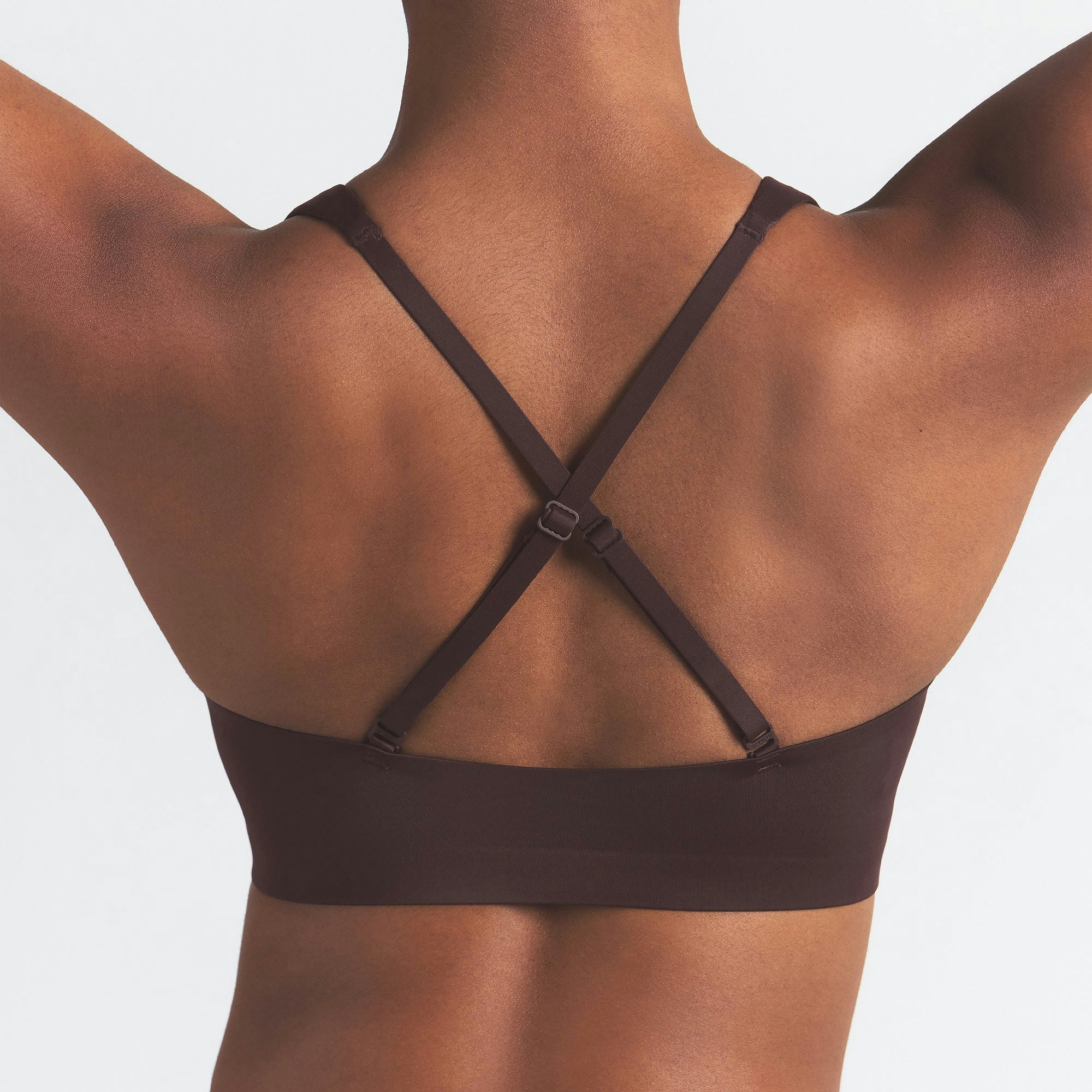 NikeSKIMS SHINE V-NECK BRA | PHOENIX ON A MODEL SIDE VIEW