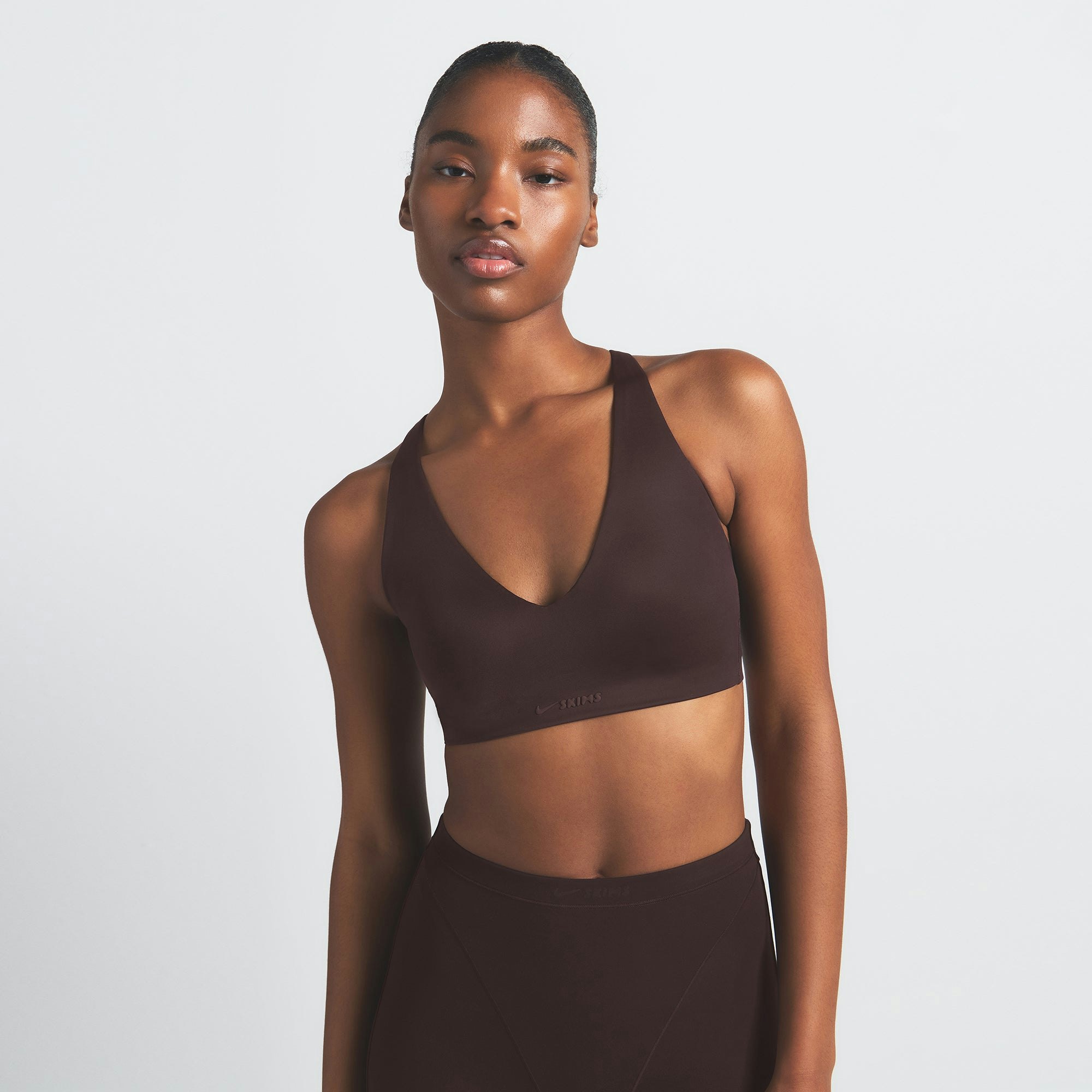 NikeSKIMS SHINE V-NECK BRA | PHOENIX ON A MODEL SIDE VIEW