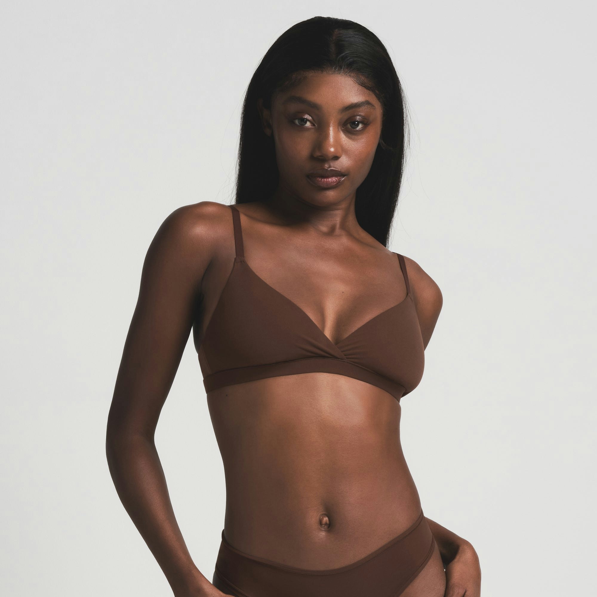 FITS EVERYBODY CROSSOVER BRALETTE | COCOA ON A MODEL FRONT VIEW | FOCUS: 0.0, 1.0, 0.9