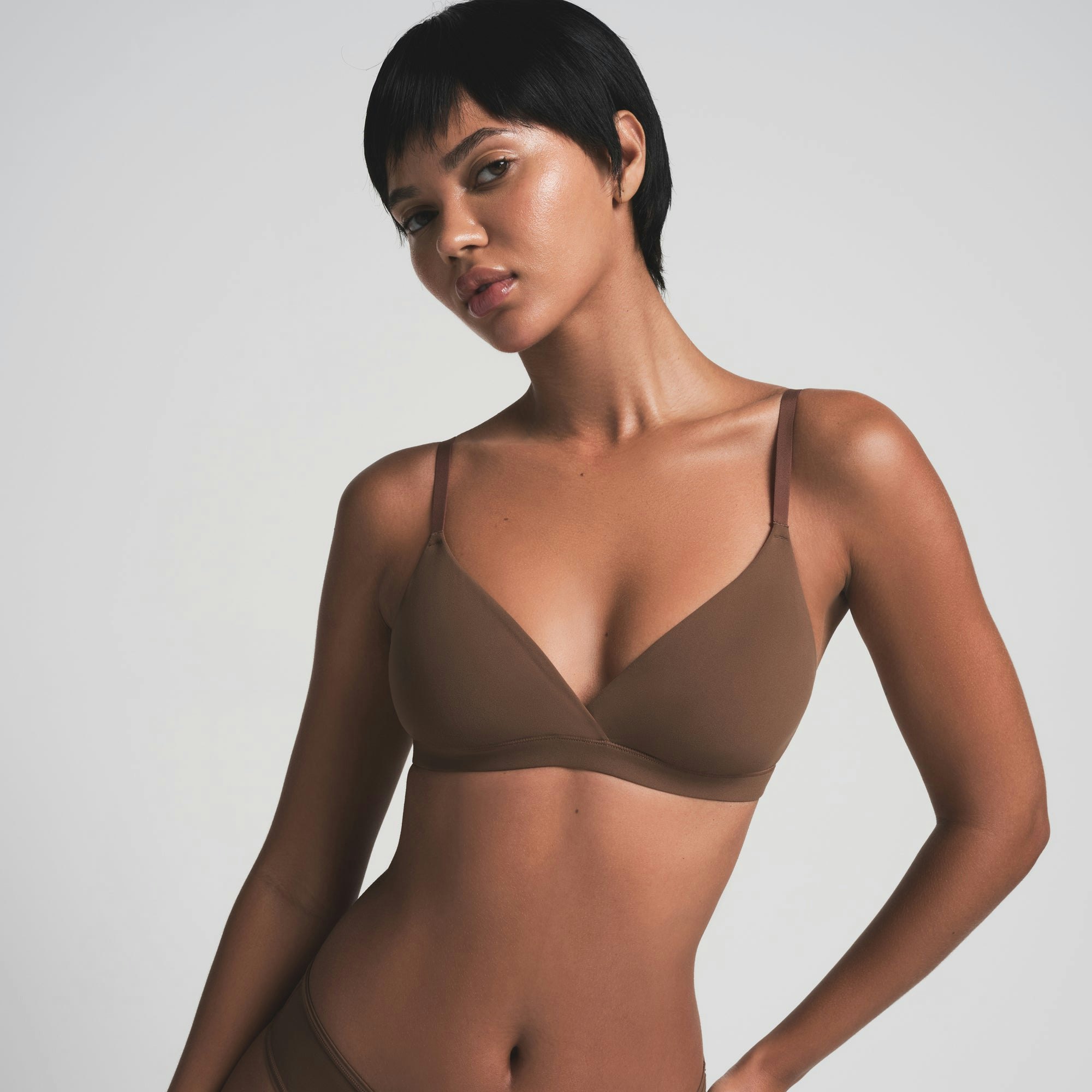 FITS EVERYBODY CROSSOVER BRALETTE | JASPER ON A MODEL FRONT VIEW | FOCUS: 0.0, 1.0, 0.9