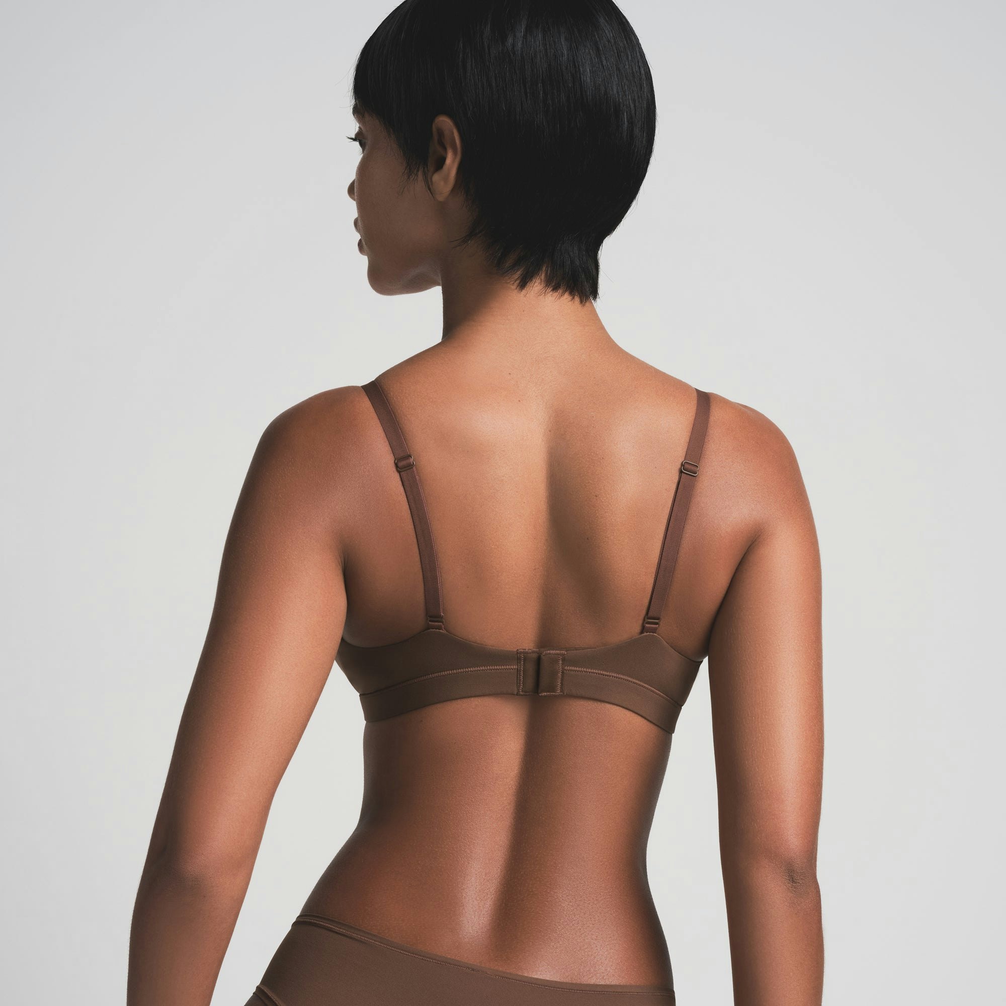 FITS EVERYBODY CROSSOVER BRALETTE | JASPER ON A MODEL BACK VIEW | FOCUS: 0.0, 1.0, 0.9