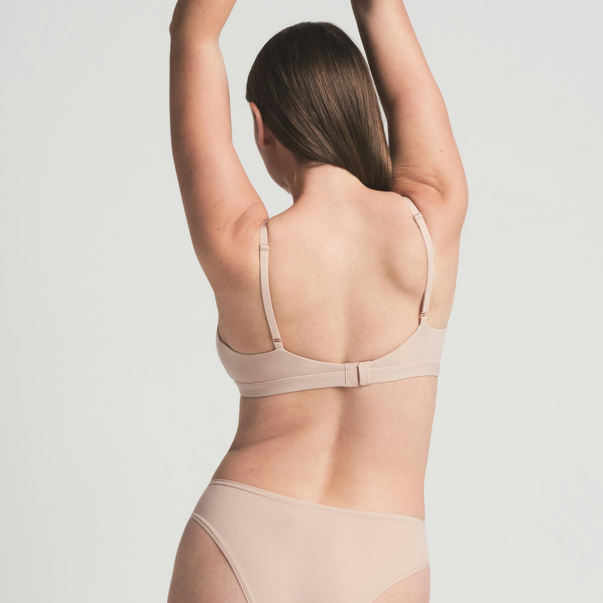 FITS EVERYBODY CROSSOVER BRALETTE | MICA ON A MODEL BACK VIEW | FOCUS: 0.0, 1.0, 0.9