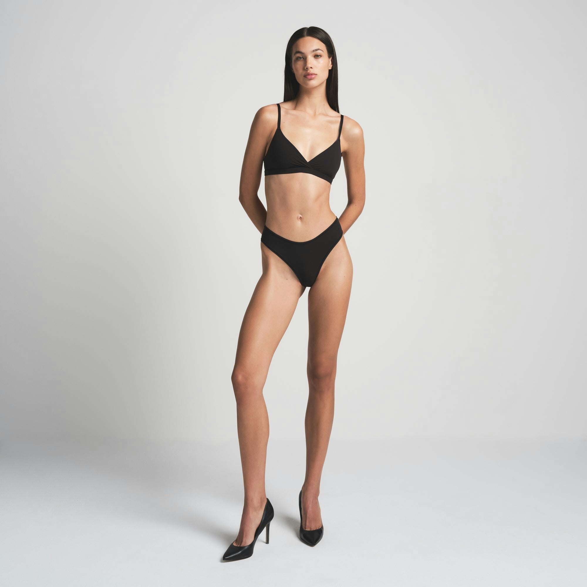 FITS EVERYBODY CROSSOVER BRALETTE | ONYX ON A MODEL FRONT VIEW | FOCUS: 0.0, 1.0, 0.9