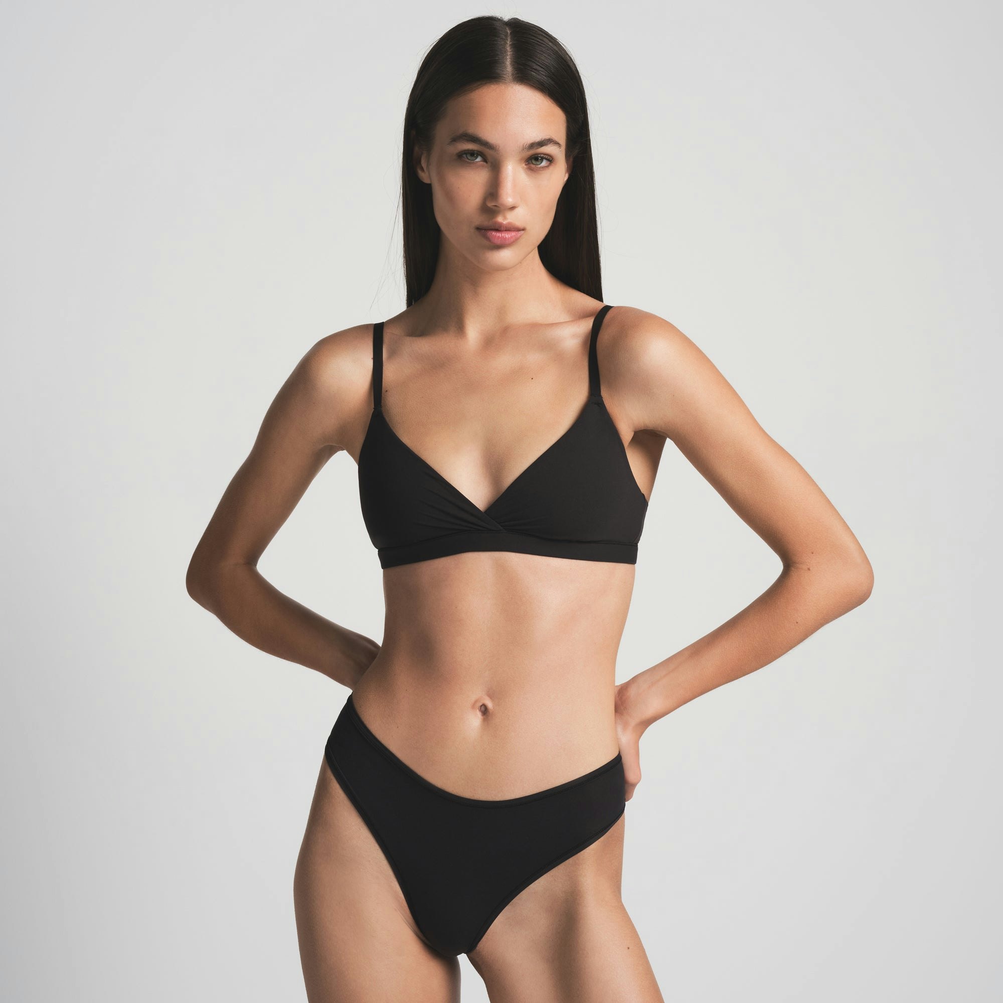 FITS EVERYBODY CROSSOVER BRALETTE | ONYX ON A MODEL FRONT VIEW | FOCUS: 0.0, 1.0, 0.9
