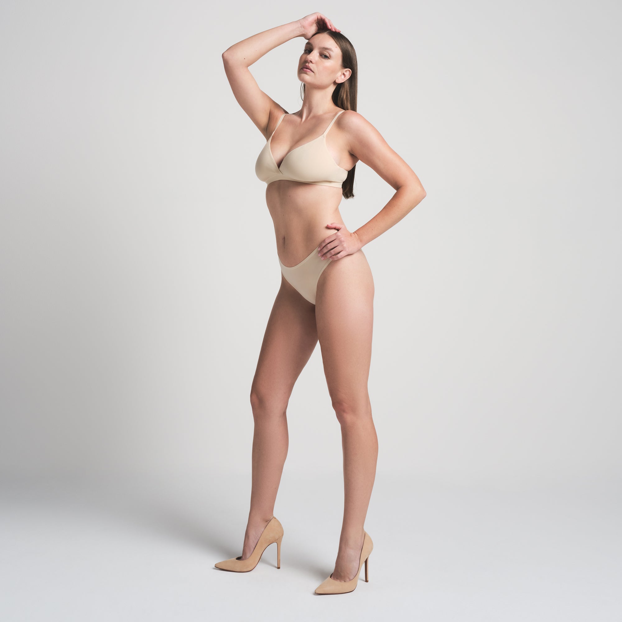 FITS EVERYBODY CROSSOVER BRALETTE | SAND