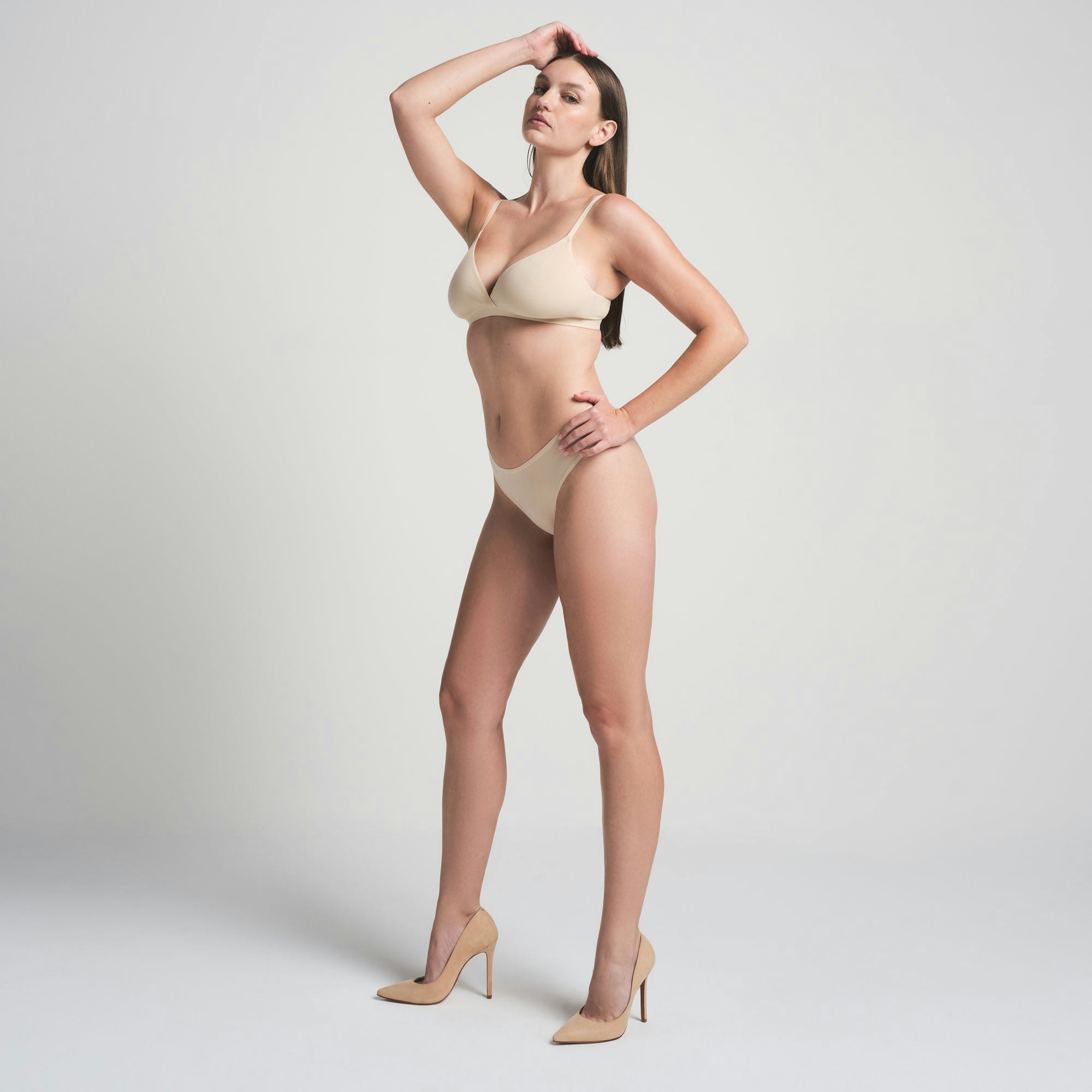 FITS EVERYBODY CROSSOVER BRALETTE | SAND ON A MODEL SIDE VIEW | FOCUS: 0.0, 1.0, 0.9