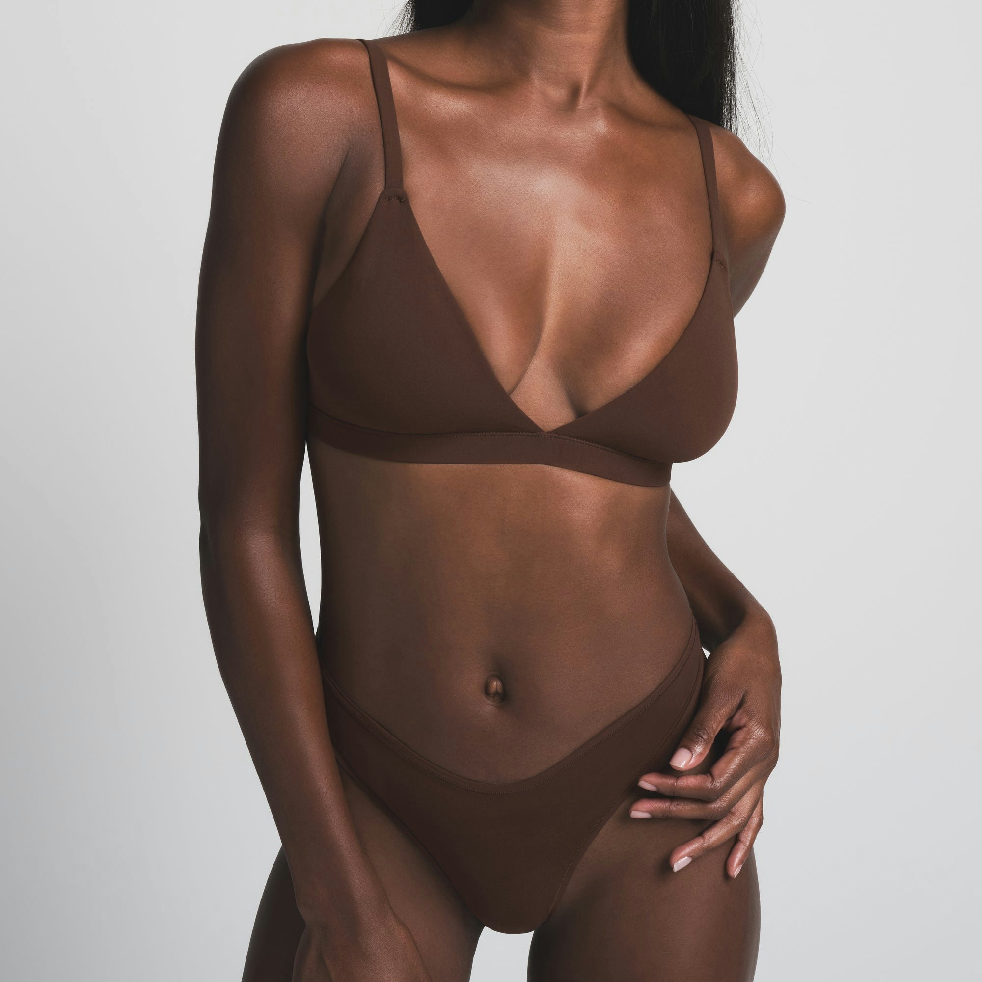 FITS EVERYBODY TRIANGLE BRALETTE | COCOA ON A MODEL FRONT VIEW | FOCUS: 0.0, 1.0, 0.9