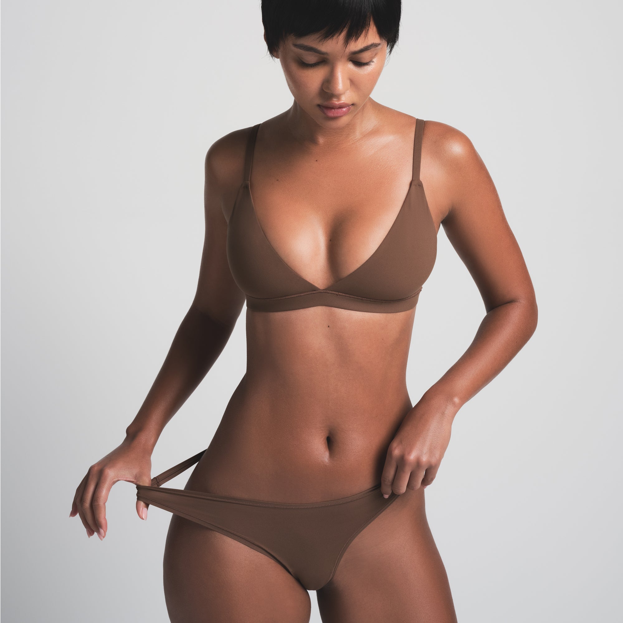 FITS EVERYBODY TRIANGLE BRALETTE | JASPER ON A MODEL FRONT VIEW | FOCUS: 0.0, 1.0, 0.9