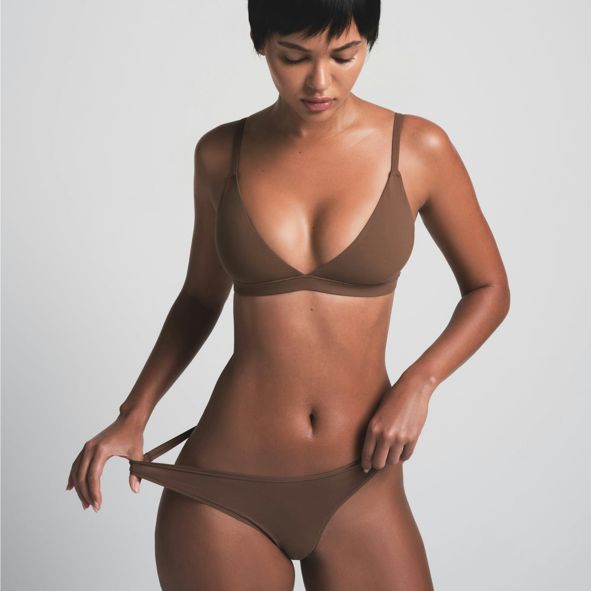 FITS EVERYBODY TRIANGLE BRALETTE | JASPER ON A MODEL FRONT VIEW | FOCUS: 0.0, 1.0, 0.9