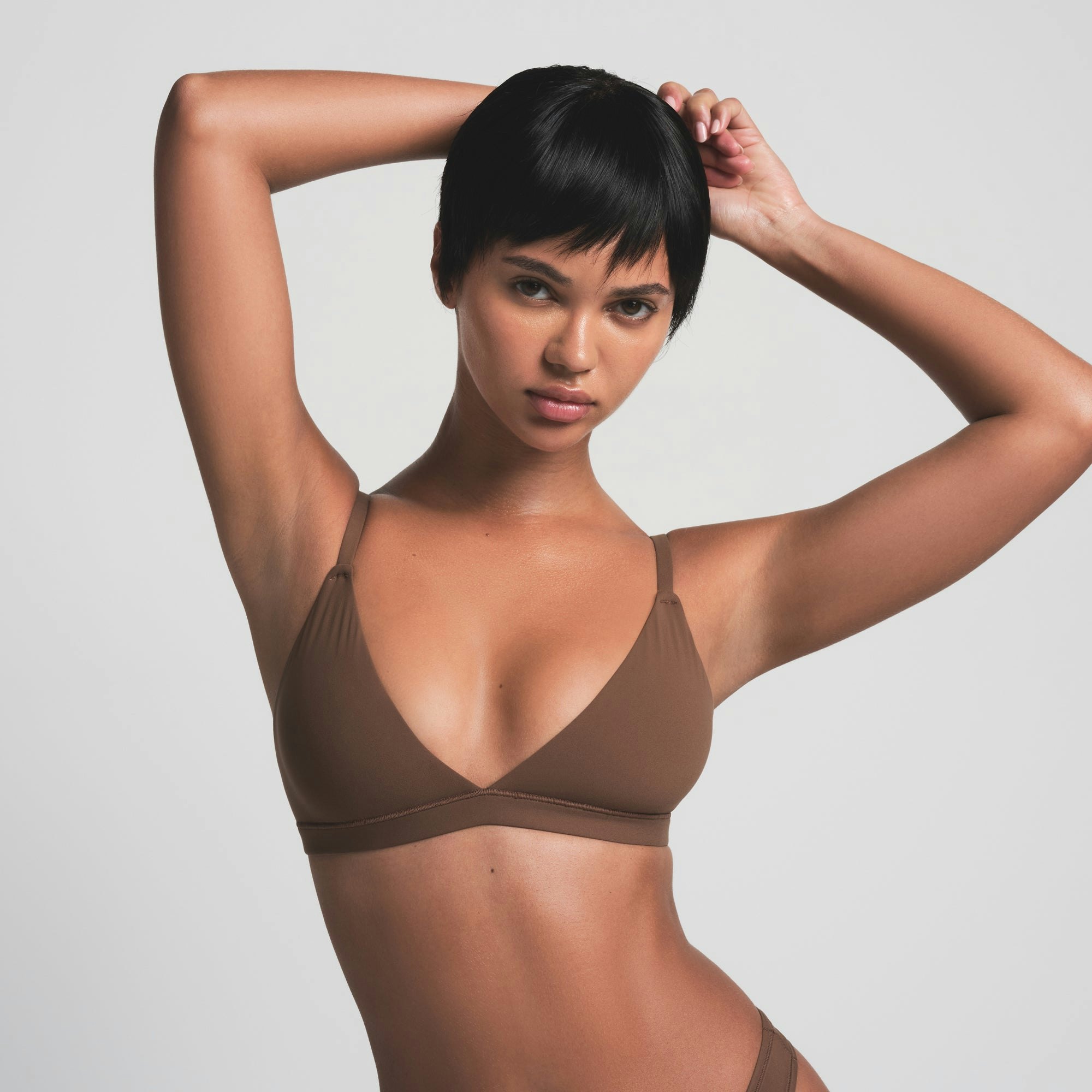 FITS EVERYBODY TRIANGLE BRALETTE | JASPER ON A MODEL FRONT VIEW | FOCUS: 0.0, 1.0, 0.9