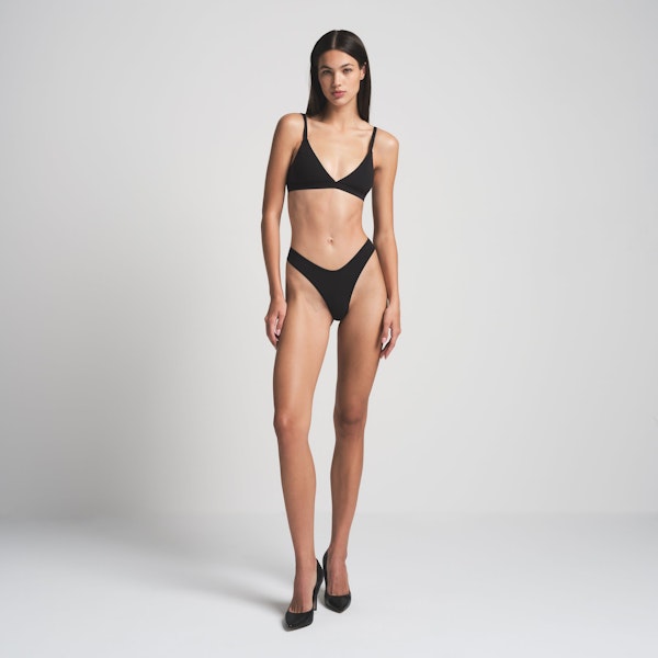 FITS EVERYBODY TRIANGLE BRALETTE | ONYX ON A MODEL FRONT VIEW | FOCUS: 0.0, 1.0, 0.9