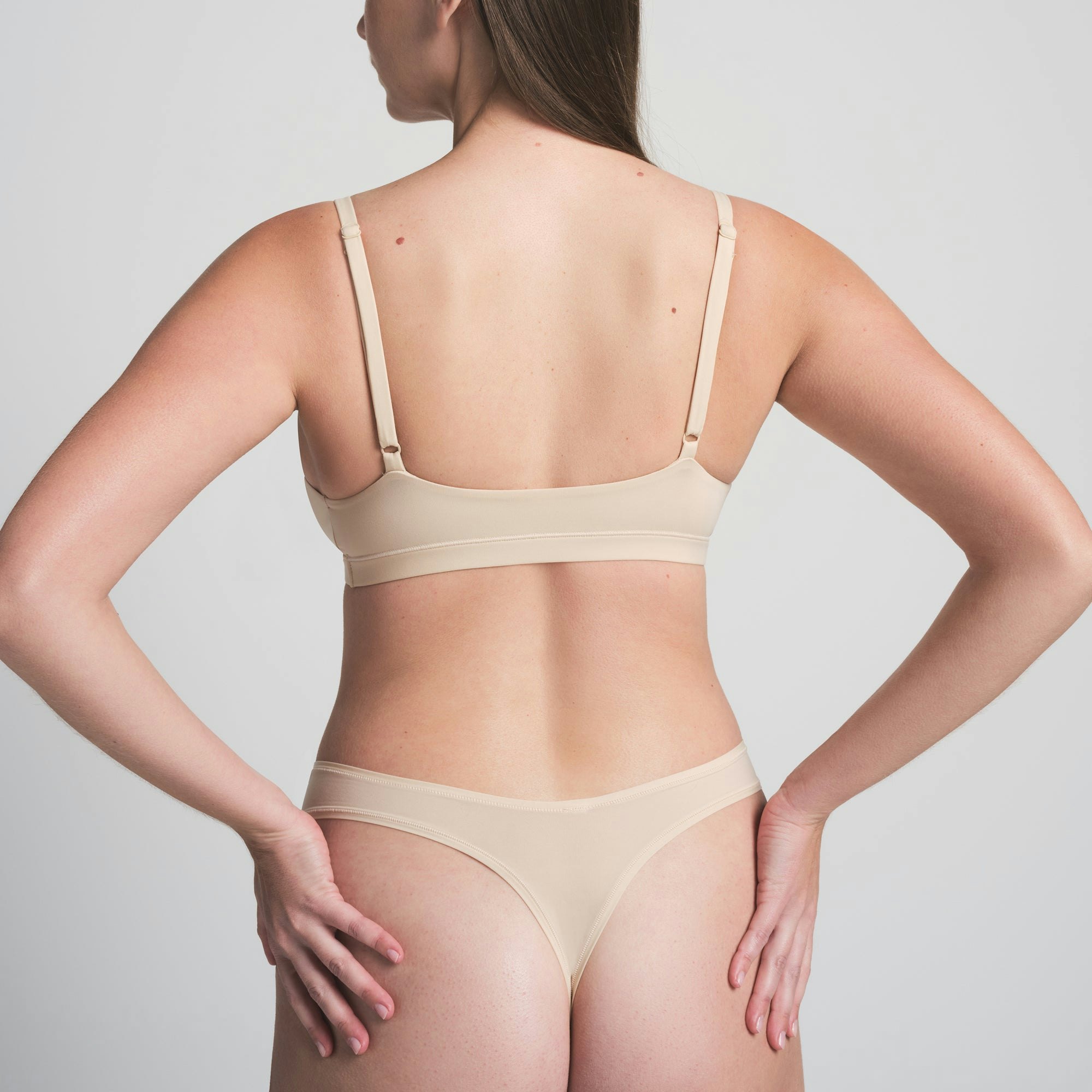 FITS EVERYBODY TRIANGLE BRALETTE | SAND ON A MODEL FRONT VIEW | FOCUS: 0.0, 1.0, 0.9