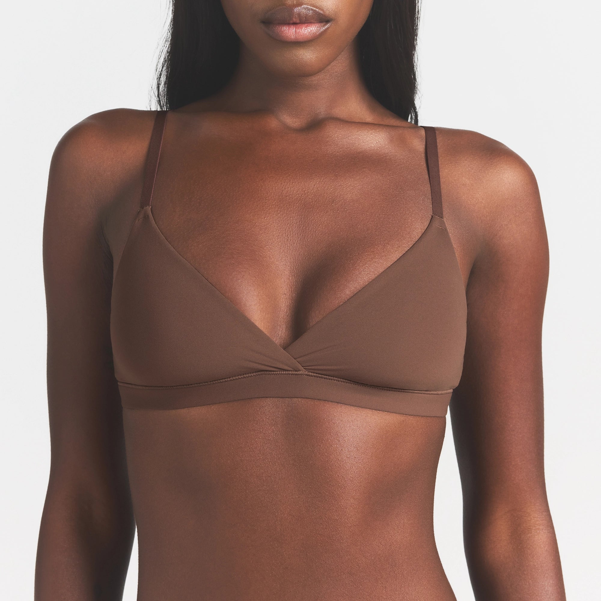 FITS EVERYBODY CROSSOVER BRALETTE | JASPER ON A MODEL SIDE VIEW