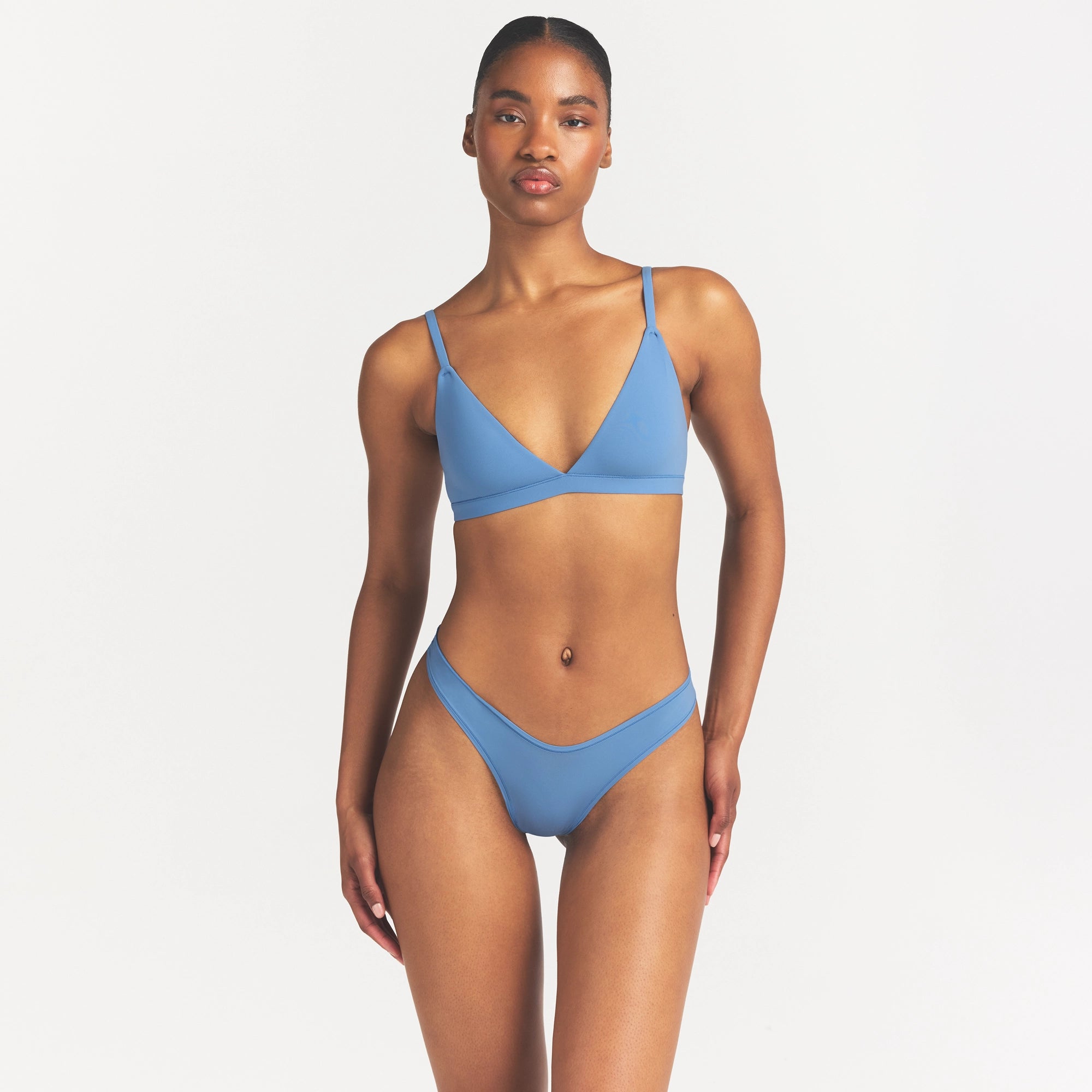 FITS EVERYBODY TRIANGLE BRALETTE | ARCTIC ON A MODEL SIDE VIEW @ | FOCUS: 0.0, 1.0, 0.9