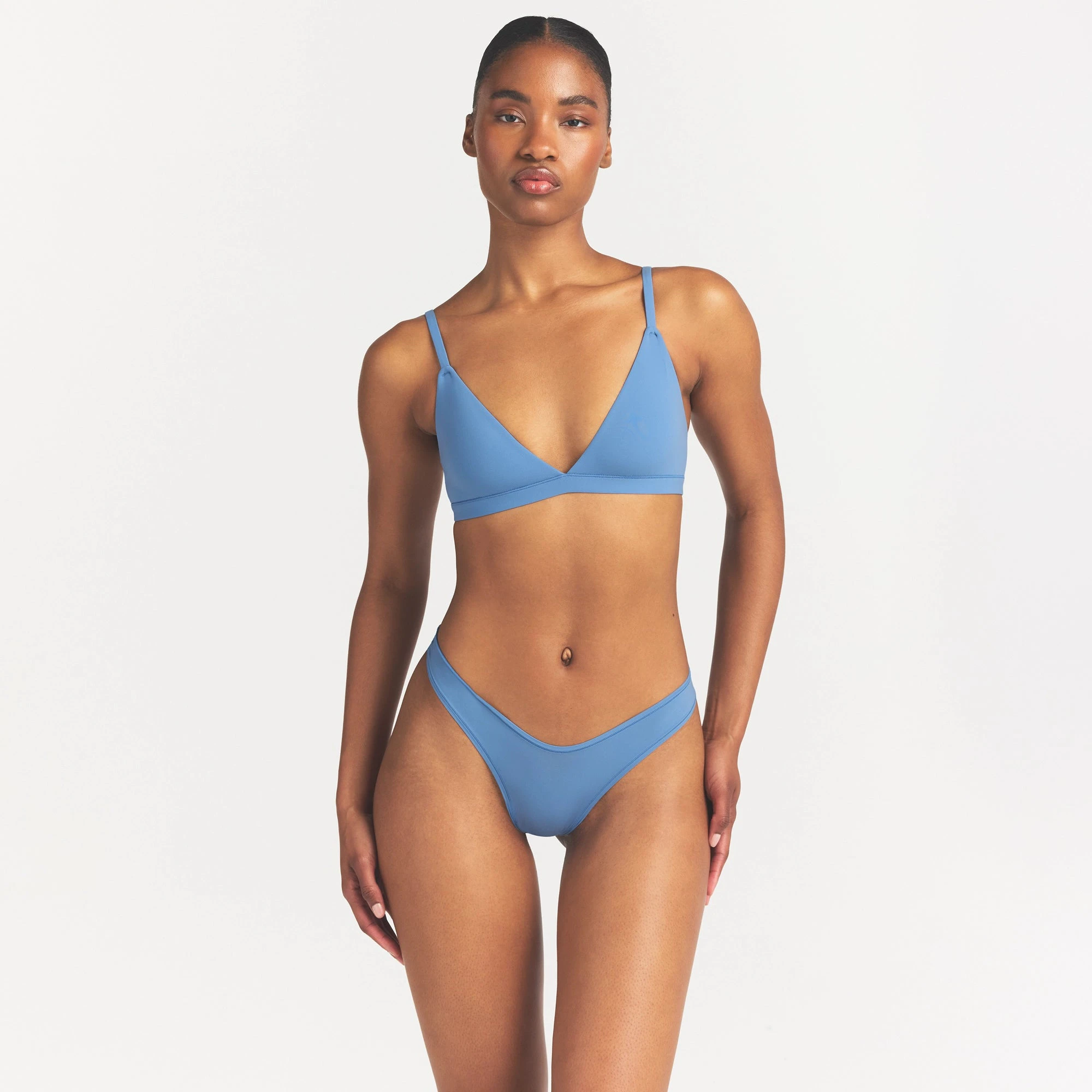 FITS EVERYBODY TRIANGLE BRALETTE | ARCTIC ON A MODEL SIDE VIEW @ | FOCUS: 0.0, 1.0, 0.9