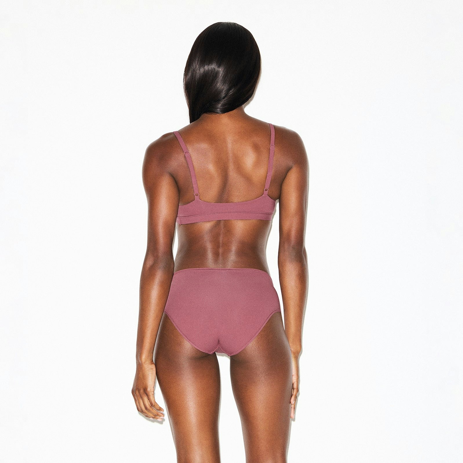 FITS EVERYBODY TRIANGLE BRALETTE | BEET ON A MODEL BACK VIEW @ | FOCUS: 0.0, 1.0, 0.9