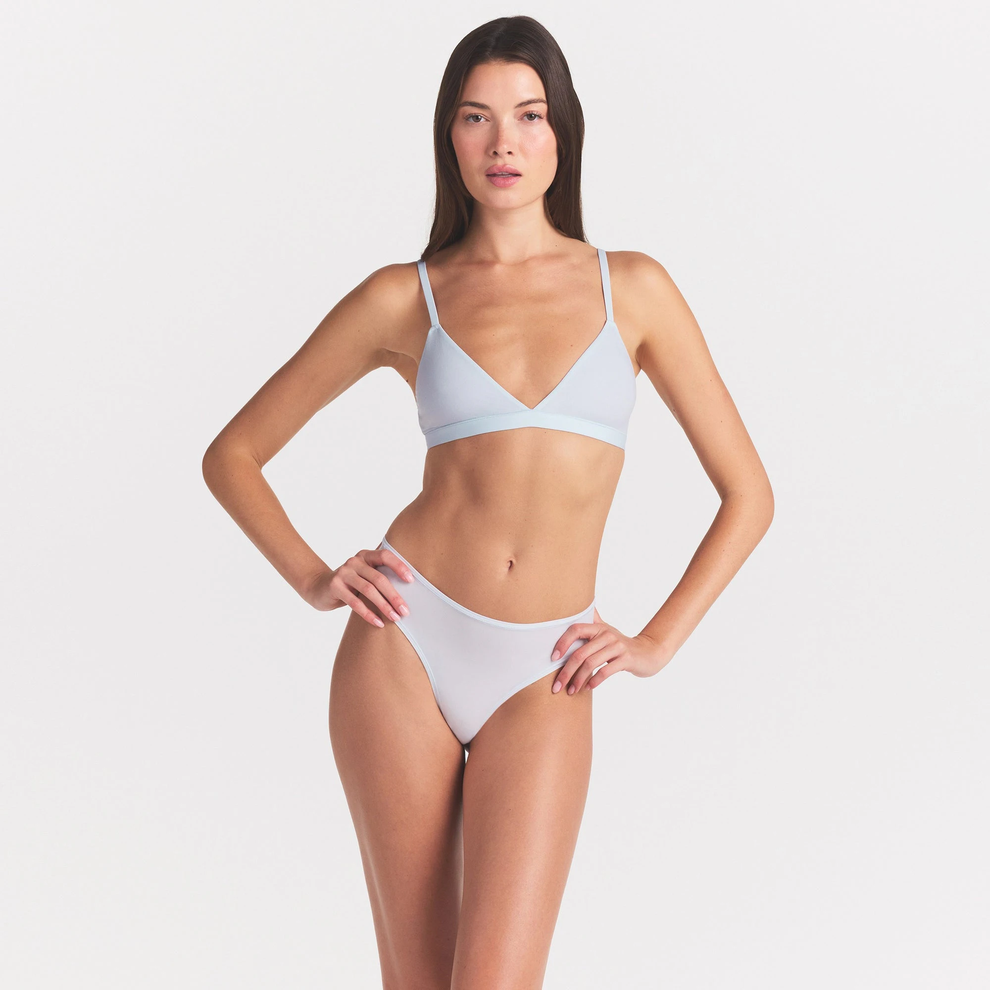 FITS EVERYBODY TRIANGLE BRALETTE | BLUE QUARTZ ON A MODEL SIDE VIEW @ | FOCUS: 0.0, 1.0, 0.9
