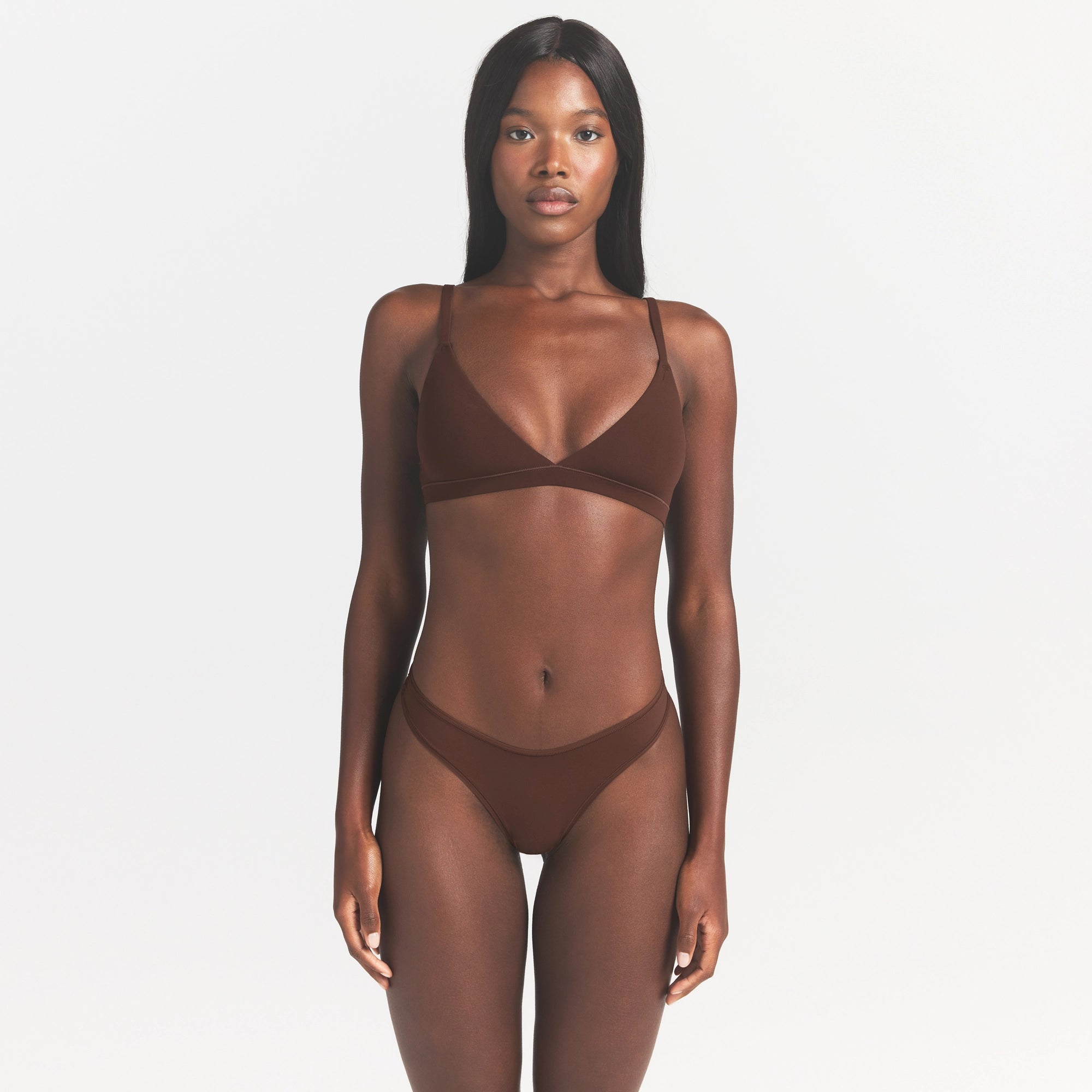 FITS EVERYBODY TRIANGLE BRALETTE | COCOA ON A MODEL SIDE VIEW