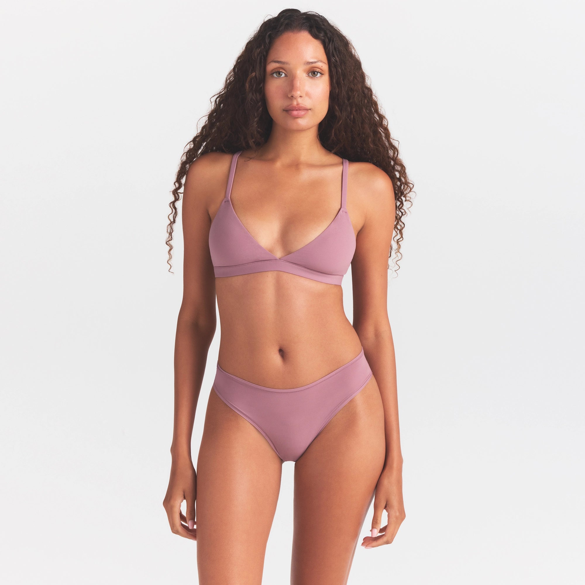FITS EVERYBODY TRIANGLE BRALETTE | MUTED MAUVE ON A MODEL SIDE VIEW @ | FOCUS: 0.0, 1.0, 0.9
