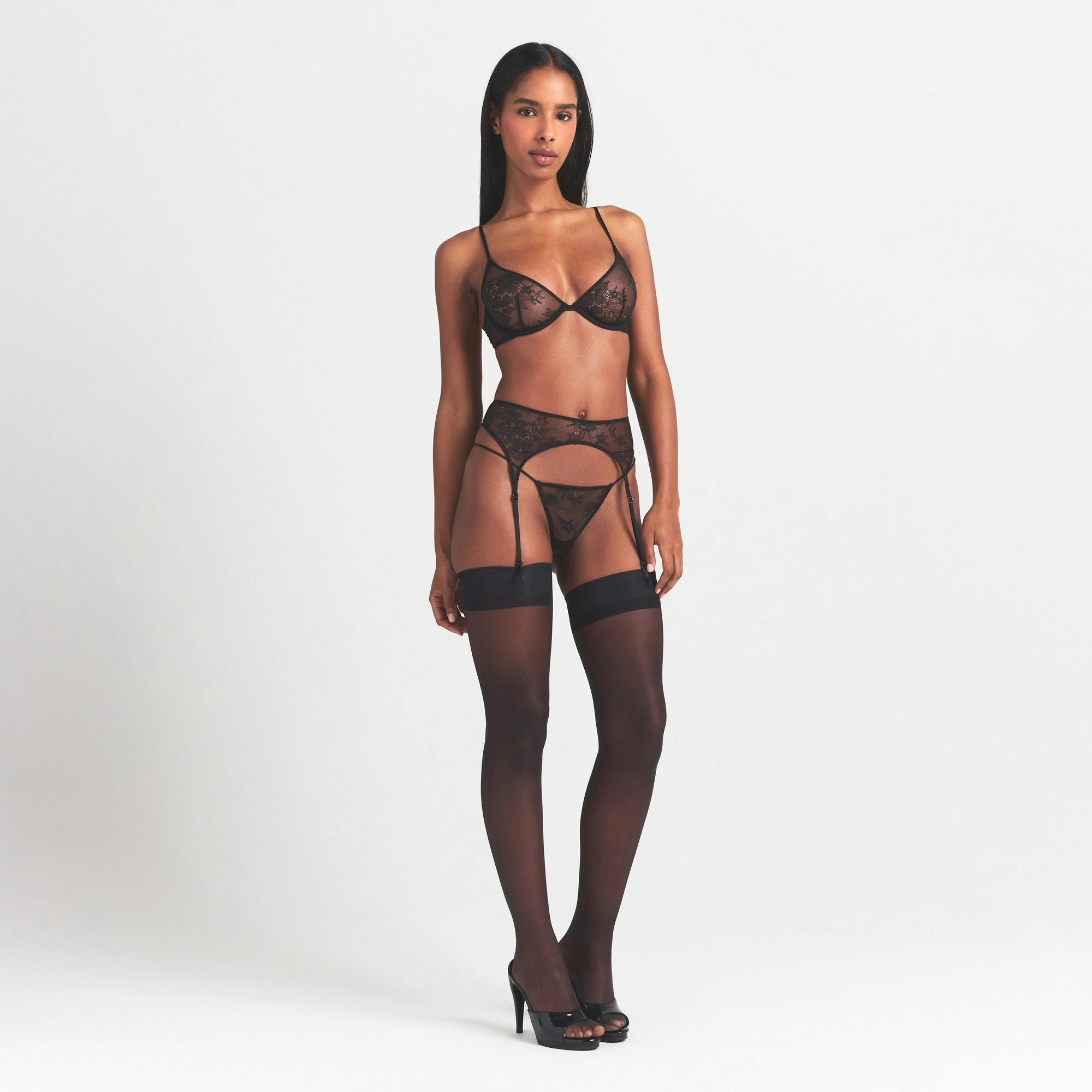 ULTRA FINE LACE UNLINED SCOOP BRA | ONYX ON A MODEL FRONT VIEW @ | FOCUS: 0.0, 1.0, 0.9