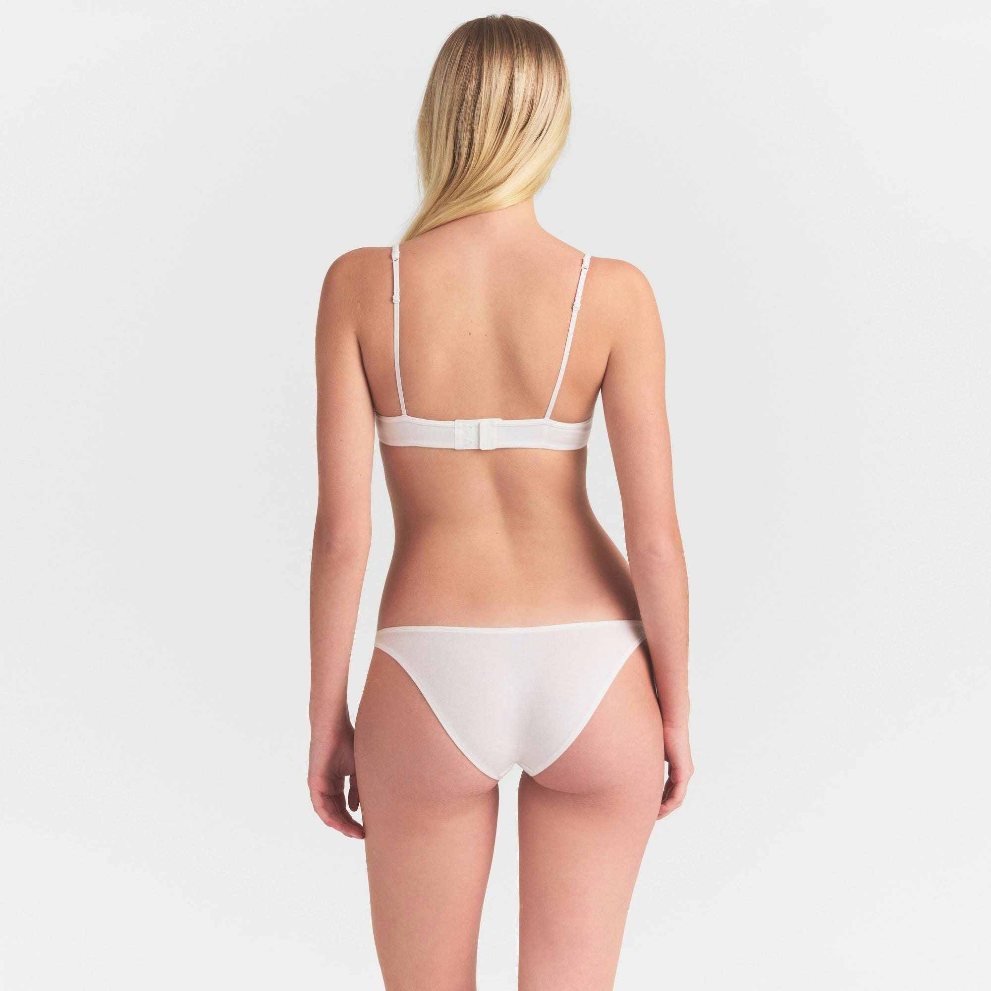 EVERYDAY COTTON UNLINED DEMI BRA | SNOW ON A MODEL SIDE VIEW @ | FOCUS: 0.0, 1.0, 0.9