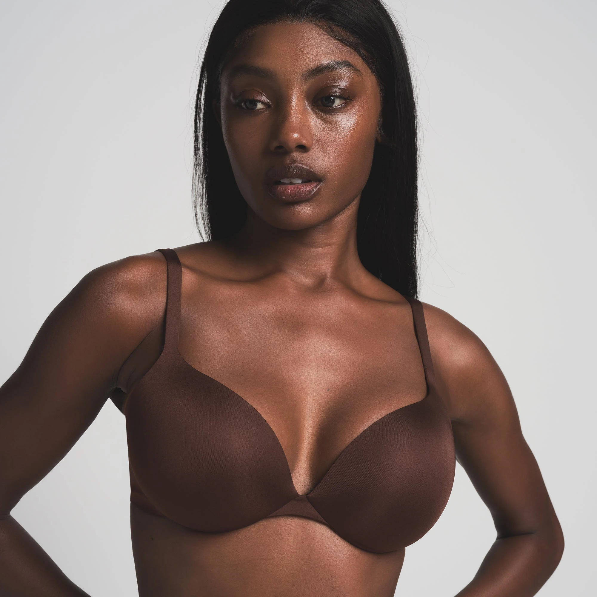 SKIMS ULTIMATE BRA IN COCOA ON A MODEL FRONT VIEW | FOCUS: 0.0, 1.0, 0.9 | COMP