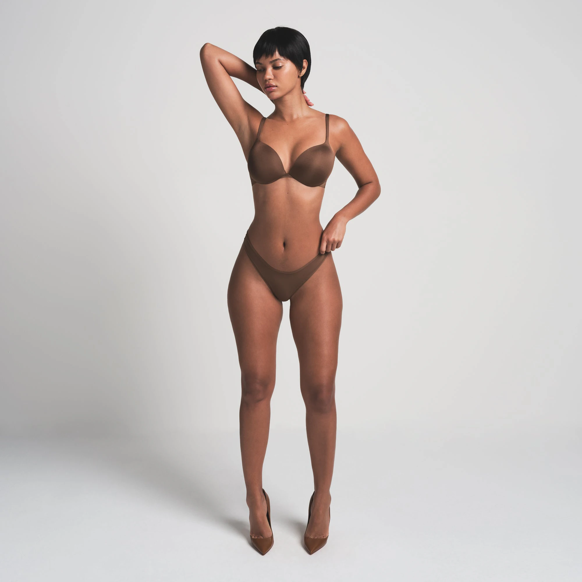 SKIMS ULTIMATE BRA IN JASPER ON A MODEL FRONT VIEW | FOCUS: 0.0, 1.0, 0.9